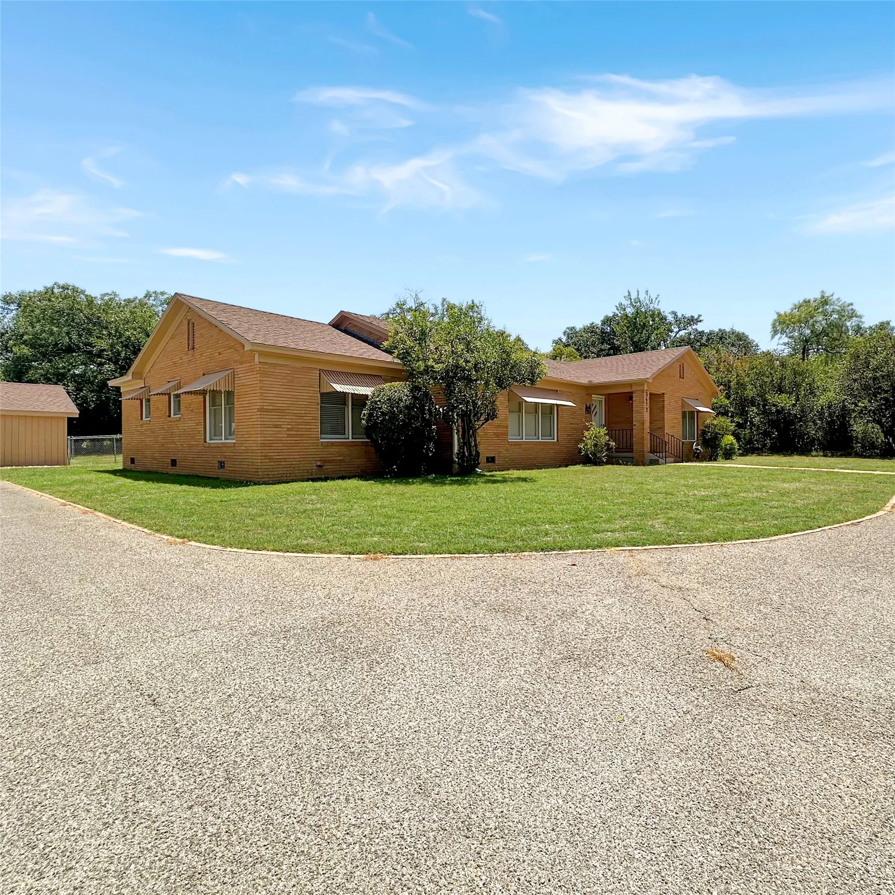 Single Family Residence For Sale in Brown County , 3412 4th Street, Brownwood, Texas 76801, 3 Bedroom, 2 Bathroom, 2 Garage spaces, 1,989 Sqft, built in 1994, mls#21314926, Real Estate Agent in Brownwood, Homes For Sale in Brown county, Homes For Sale in Brownwood, Realtor in Brownwood Texas, Real Estate Brokerage Independent Realty Texas, Luminita Cordes Realtor