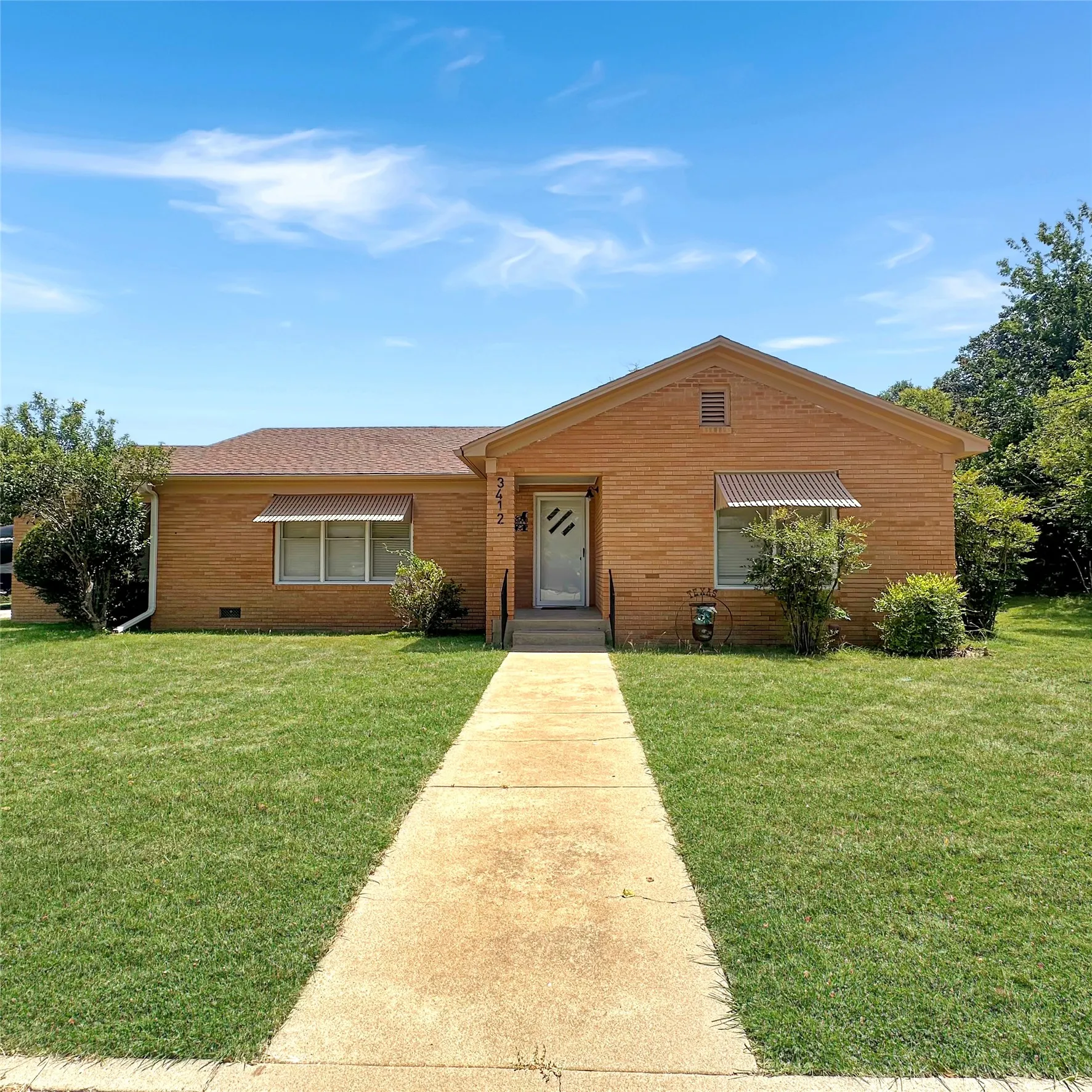 Single Family Residence For Sale in Brown County , 3412 4th Street, Brownwood, Texas 76801, 3 Bedroom, 2 Bathroom, 2 Garage spaces, 1,989 Sqft, built in 1994, mls#21314926, Real Estate Agent in Brownwood, Homes For Sale in Brown county, Homes For Sale in Brownwood, Realtor in Brownwood Texas, Real Estate Brokerage Independent Realty Texas, Luminita Cordes Realtor