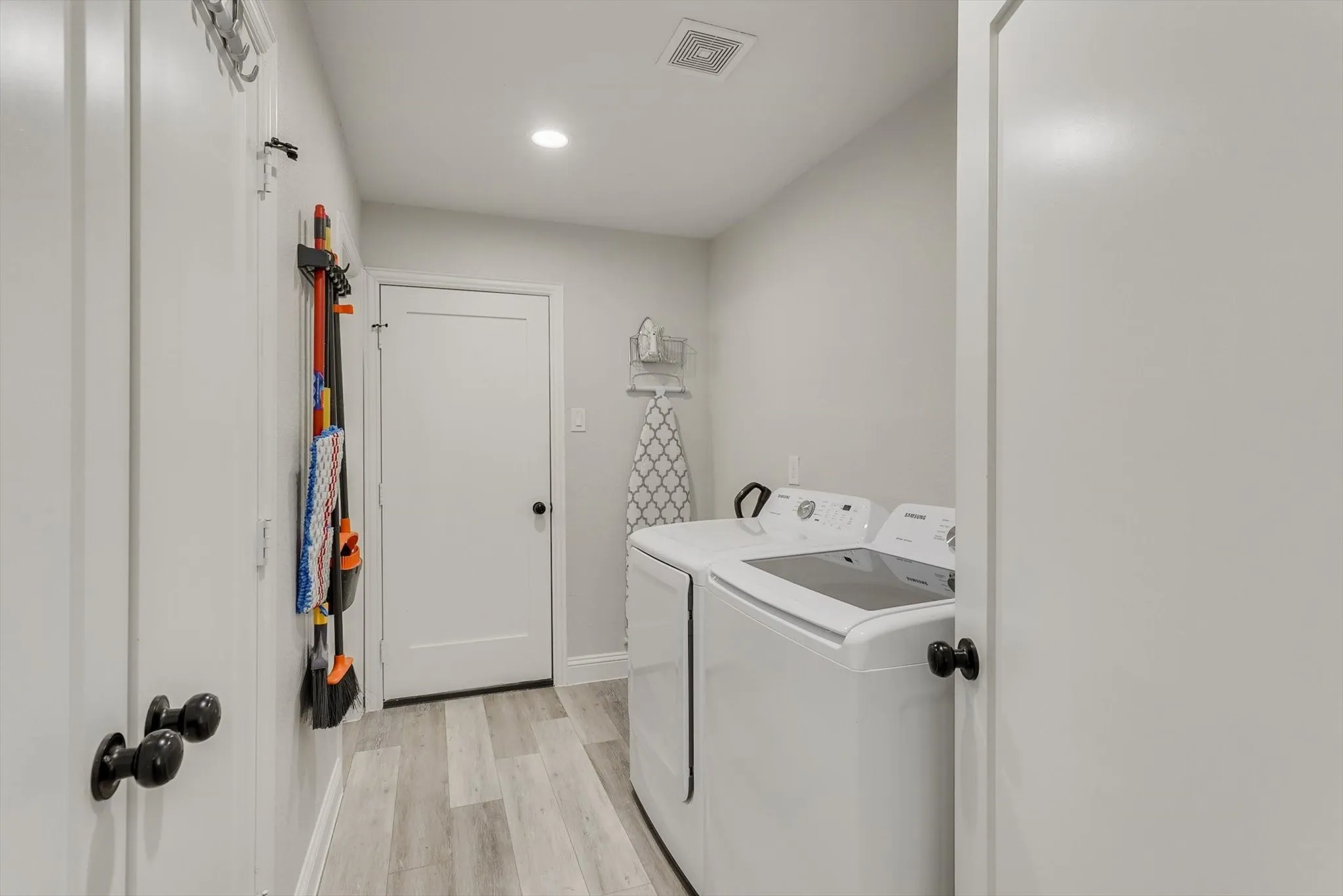 Single Family Residence For Rent in Dallas County , 3921 Amy Avenue, Garland, Texas 75043, 4 Bedroom, 4 Bathroom, 2 Garage spaces, 2,836 Sqft, built in 1979, mls#21305220, Real Estate Agent in Garland, Homes For Rent in Dallas county, Homes For Rent in Garland, Realtor in Garland Texas, Real Estate Brokerage Independent Realty Texas, Luminita Cordes Realtor