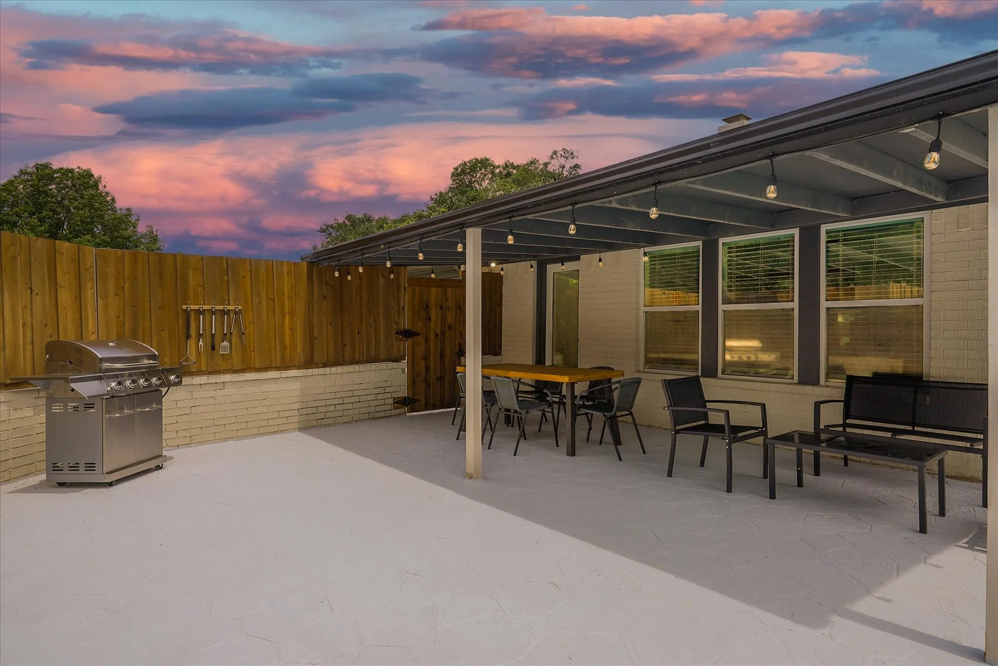 Single Family Residence For Rent in Dallas County , 3921 Amy Avenue, Garland, Texas 75043, 4 Bedroom, 4 Bathroom, 2 Garage spaces, 2,836 Sqft, built in 1979, mls#21305220, Real Estate Agent in Garland, Homes For Rent in Dallas county, Homes For Rent in Garland, Realtor in Garland Texas, Real Estate Brokerage Independent Realty Texas, Luminita Cordes Realtor