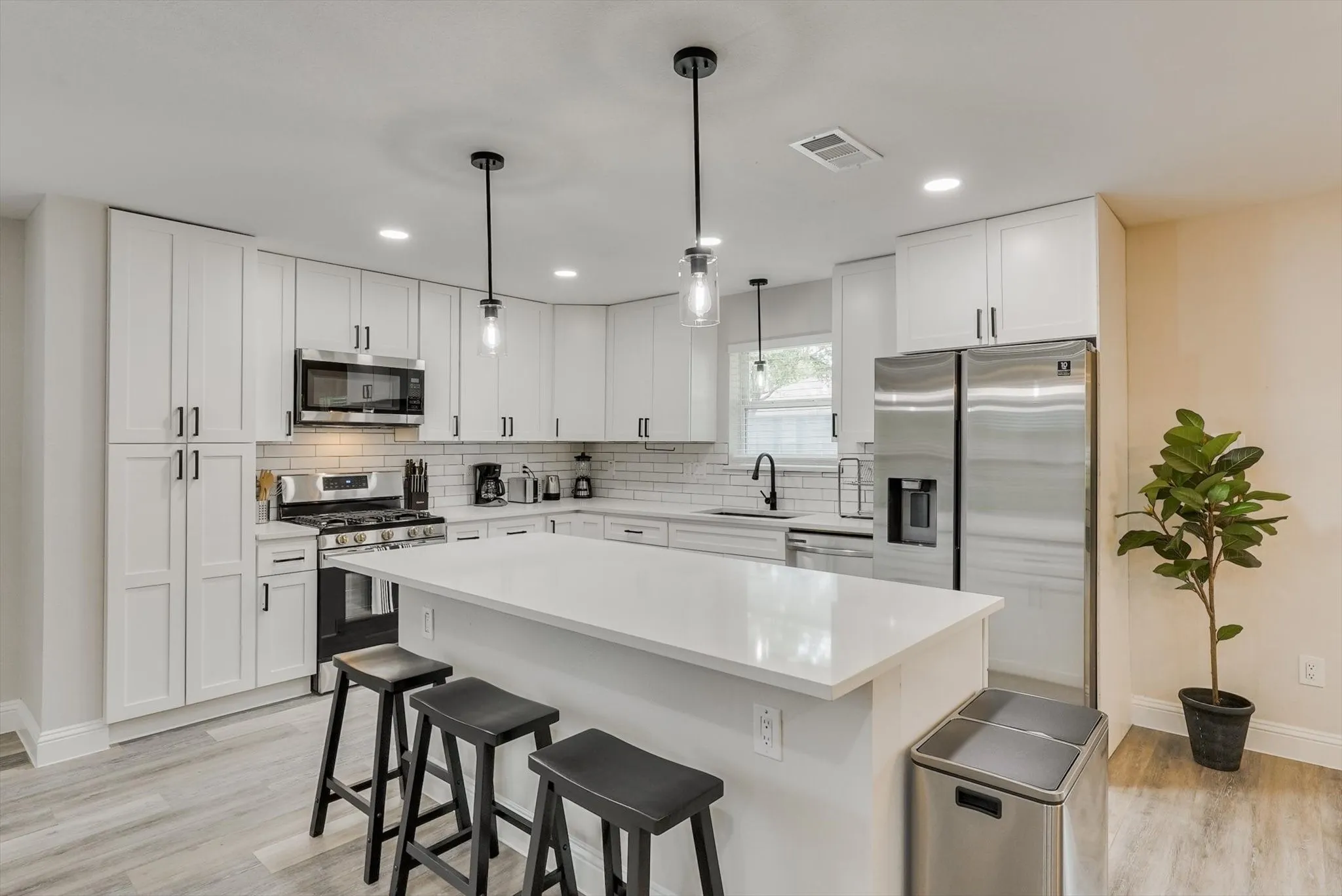 Single Family Residence For Rent in Dallas County , 3921 Amy Avenue, Garland, Texas 75043, 4 Bedroom, 4 Bathroom, 2 Garage spaces, 2,836 Sqft, built in 1979, mls#21305220, Real Estate Agent in Garland, Homes For Rent in Dallas county, Homes For Rent in Garland, Realtor in Garland Texas, Real Estate Brokerage Independent Realty Texas, Luminita Cordes Realtor