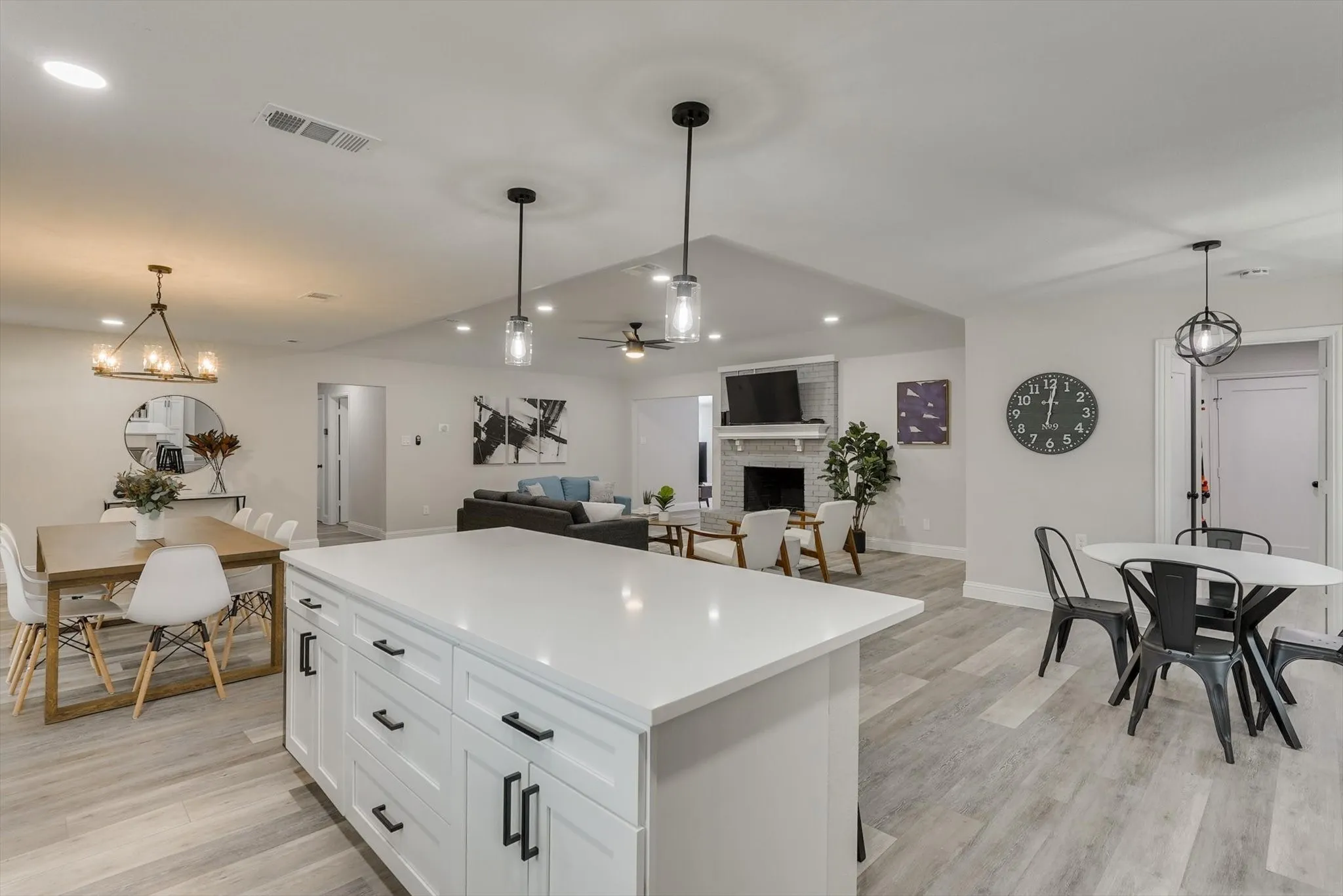 Single Family Residence For Rent in Dallas County , 3921 Amy Avenue, Garland, Texas 75043, 4 Bedroom, 4 Bathroom, 2 Garage spaces, 2,836 Sqft, built in 1979, mls#21305220, Real Estate Agent in Garland, Homes For Rent in Dallas county, Homes For Rent in Garland, Realtor in Garland Texas, Real Estate Brokerage Independent Realty Texas, Luminita Cordes Realtor