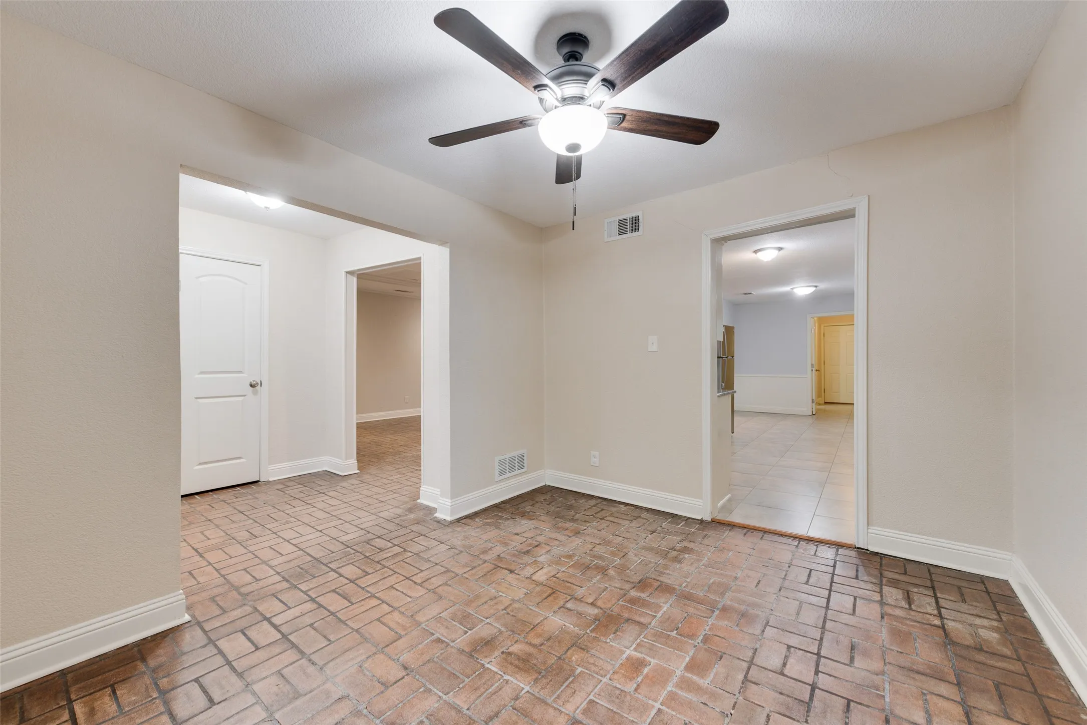 Triplex For Rent in Dallas County , 14722 Overview Drive, Dallas, Texas 75254, 3 Bedroom, 3 Bathroom, 2 Garage spaces, 2,091 Sqft, built in 1968, mls#21320432, Real Estate Agent in Dallas, Homes For Rent in Dallas county, Homes For Rent in Dallas, Realtor in Dallas Texas, Real Estate Brokerage Independent Realty Texas, Luminita Cordes Realtor
