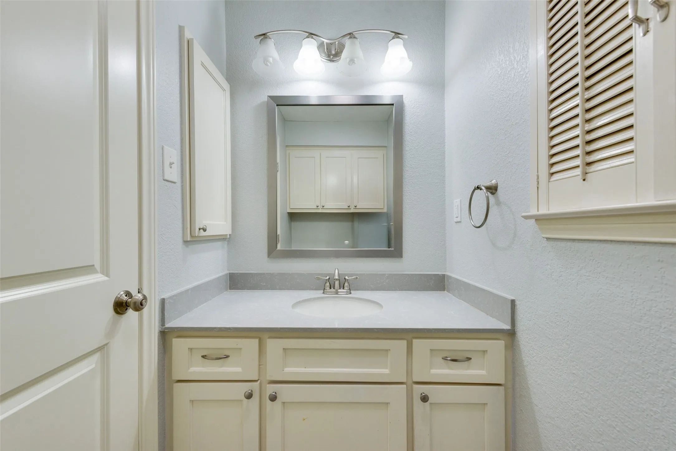 Triplex For Rent in Dallas County , 14722 Overview Drive, Dallas, Texas 75254, 3 Bedroom, 3 Bathroom, 2 Garage spaces, 2,091 Sqft, built in 1968, mls#21320432, Real Estate Agent in Dallas, Homes For Rent in Dallas county, Homes For Rent in Dallas, Realtor in Dallas Texas, Real Estate Brokerage Independent Realty Texas, Luminita Cordes Realtor