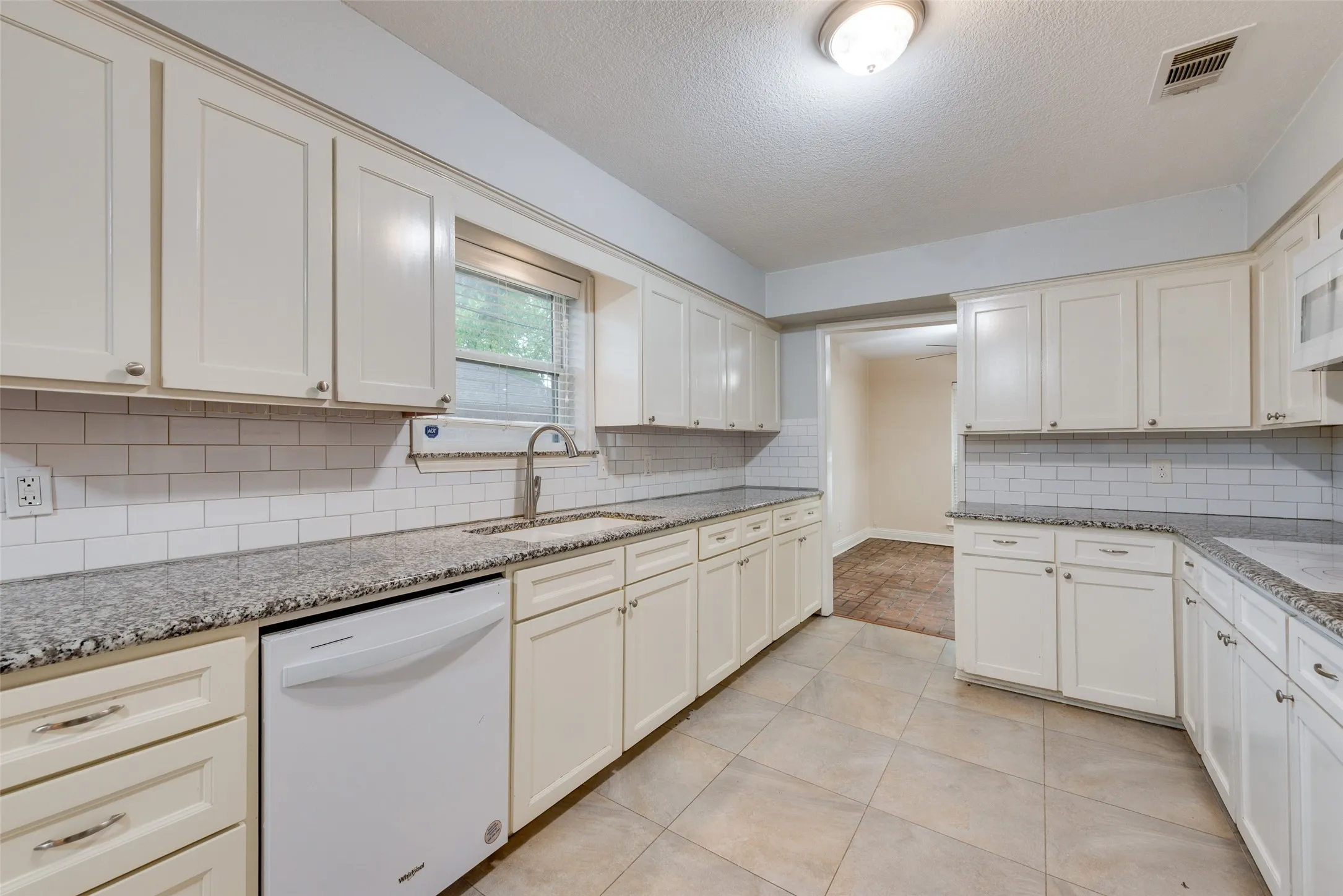 Triplex For Rent in Dallas County , 14722 Overview Drive, Dallas, Texas 75254, 3 Bedroom, 3 Bathroom, 2 Garage spaces, 2,091 Sqft, built in 1968, mls#21320432, Real Estate Agent in Dallas, Homes For Rent in Dallas county, Homes For Rent in Dallas, Realtor in Dallas Texas, Real Estate Brokerage Independent Realty Texas, Luminita Cordes Realtor