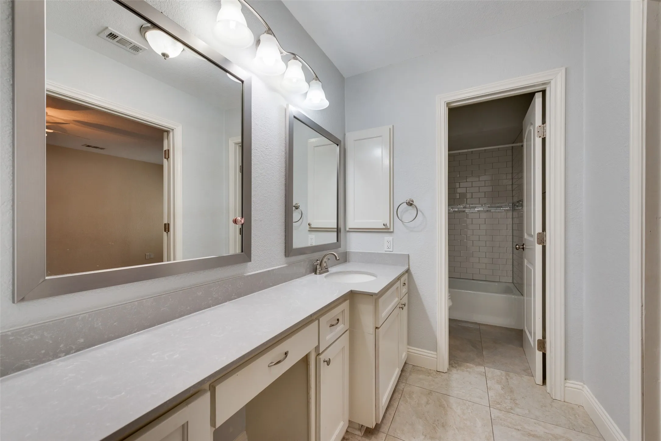 Triplex For Rent in Dallas County , 14722 Overview Drive, Dallas, Texas 75254, 3 Bedroom, 3 Bathroom, 2 Garage spaces, 2,091 Sqft, built in 1968, mls#21320432, Real Estate Agent in Dallas, Homes For Rent in Dallas county, Homes For Rent in Dallas, Realtor in Dallas Texas, Real Estate Brokerage Independent Realty Texas, Luminita Cordes Realtor