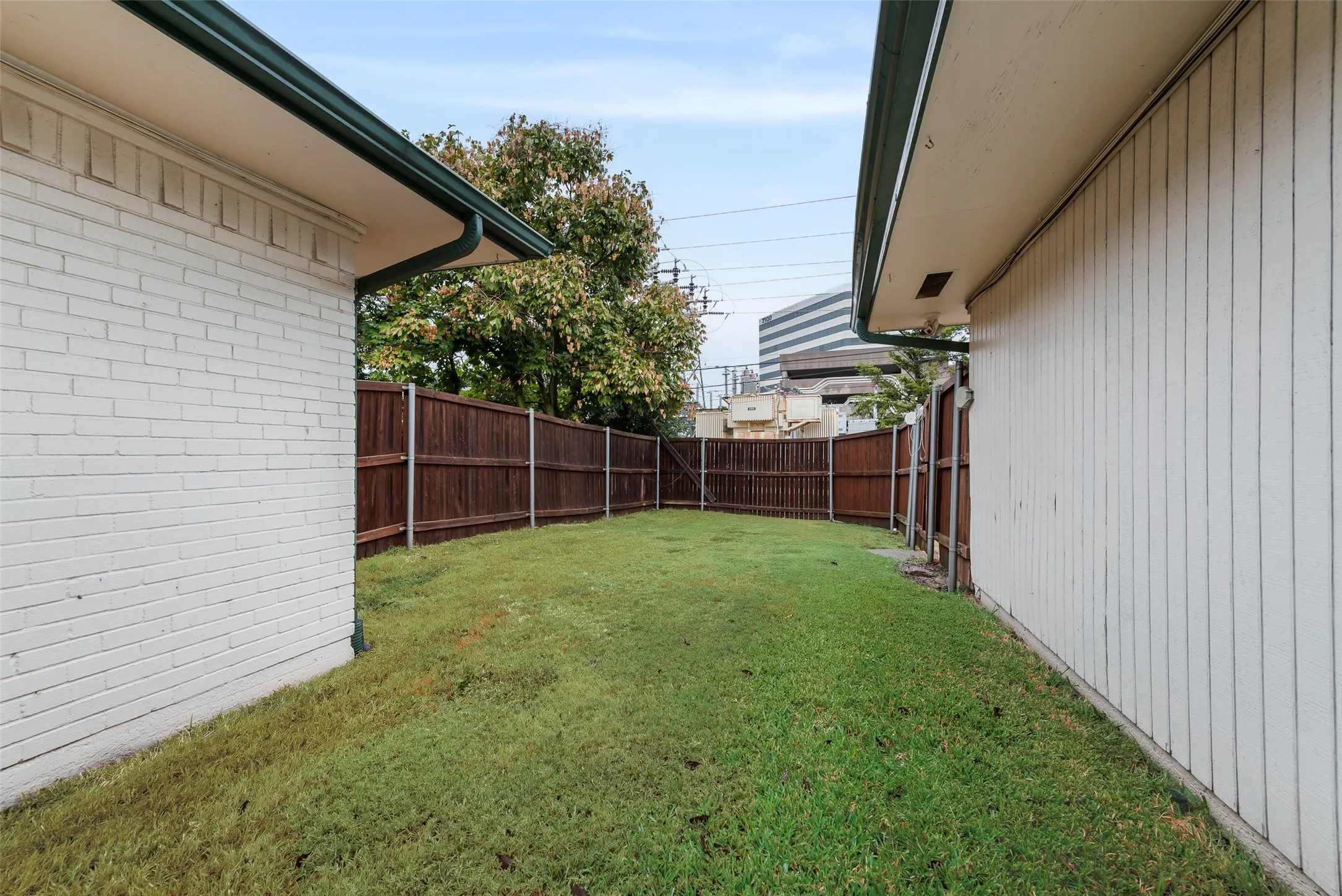 Triplex For Rent in Dallas County , 14722 Overview Drive, Dallas, Texas 75254, 3 Bedroom, 3 Bathroom, 2 Garage spaces, 2,091 Sqft, built in 1968, mls#21320432, Real Estate Agent in Dallas, Homes For Rent in Dallas county, Homes For Rent in Dallas, Realtor in Dallas Texas, Real Estate Brokerage Independent Realty Texas, Luminita Cordes Realtor