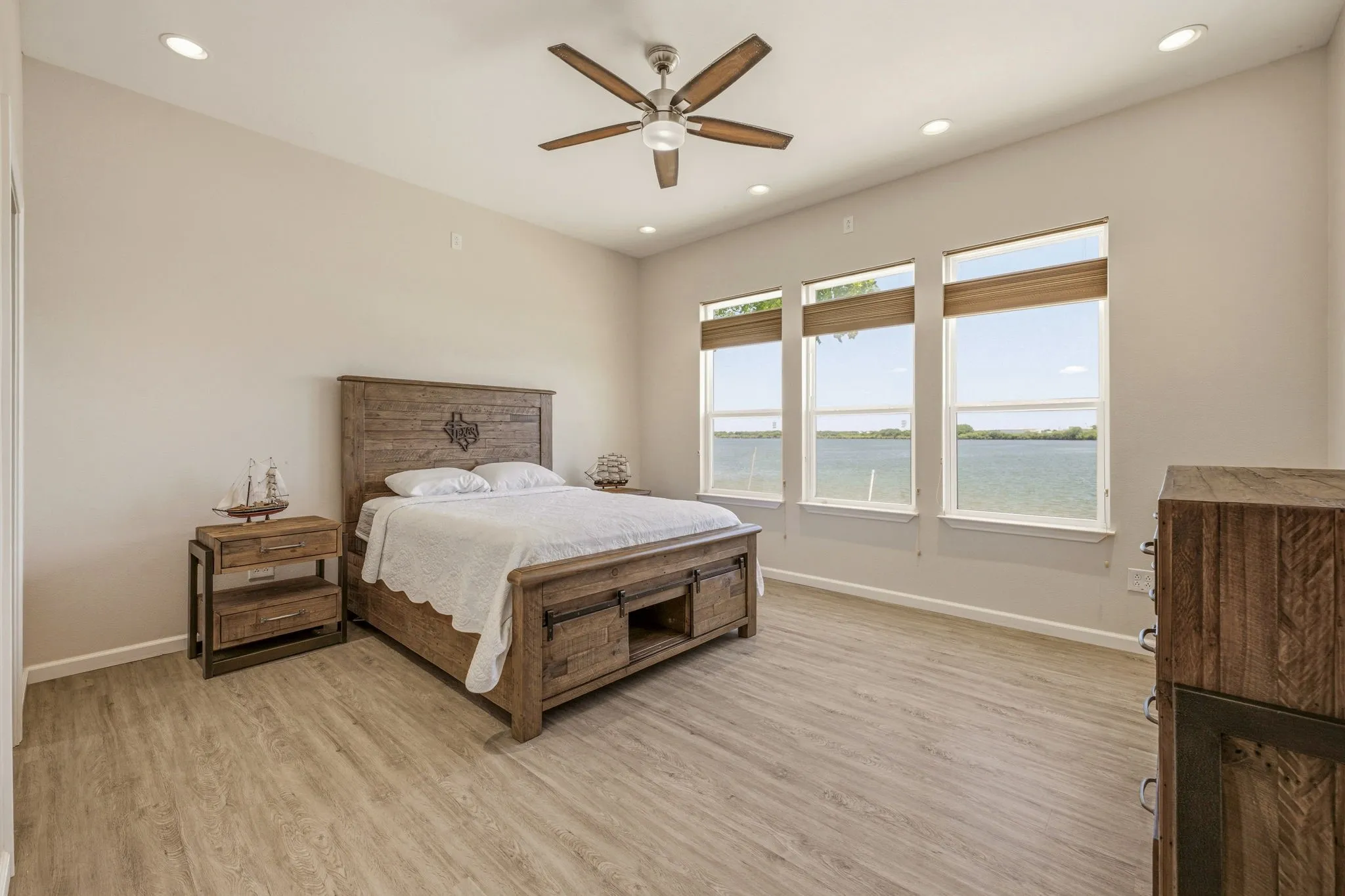 Single Family Residence For Sale in Hood County , 4323 Basswood Court, Granbury, Texas 76049, 2 Bedroom, 4 Bathroom, 2 Garage spaces, 1,500 Sqft, built in 2016, mls#21320423, Real Estate Agent in Granbury, Homes For Sale in Hood county, Homes For Sale in Granbury, Realtor in Granbury Texas, Real Estate Brokerage Independent Realty Texas, Luminita Cordes Realtor