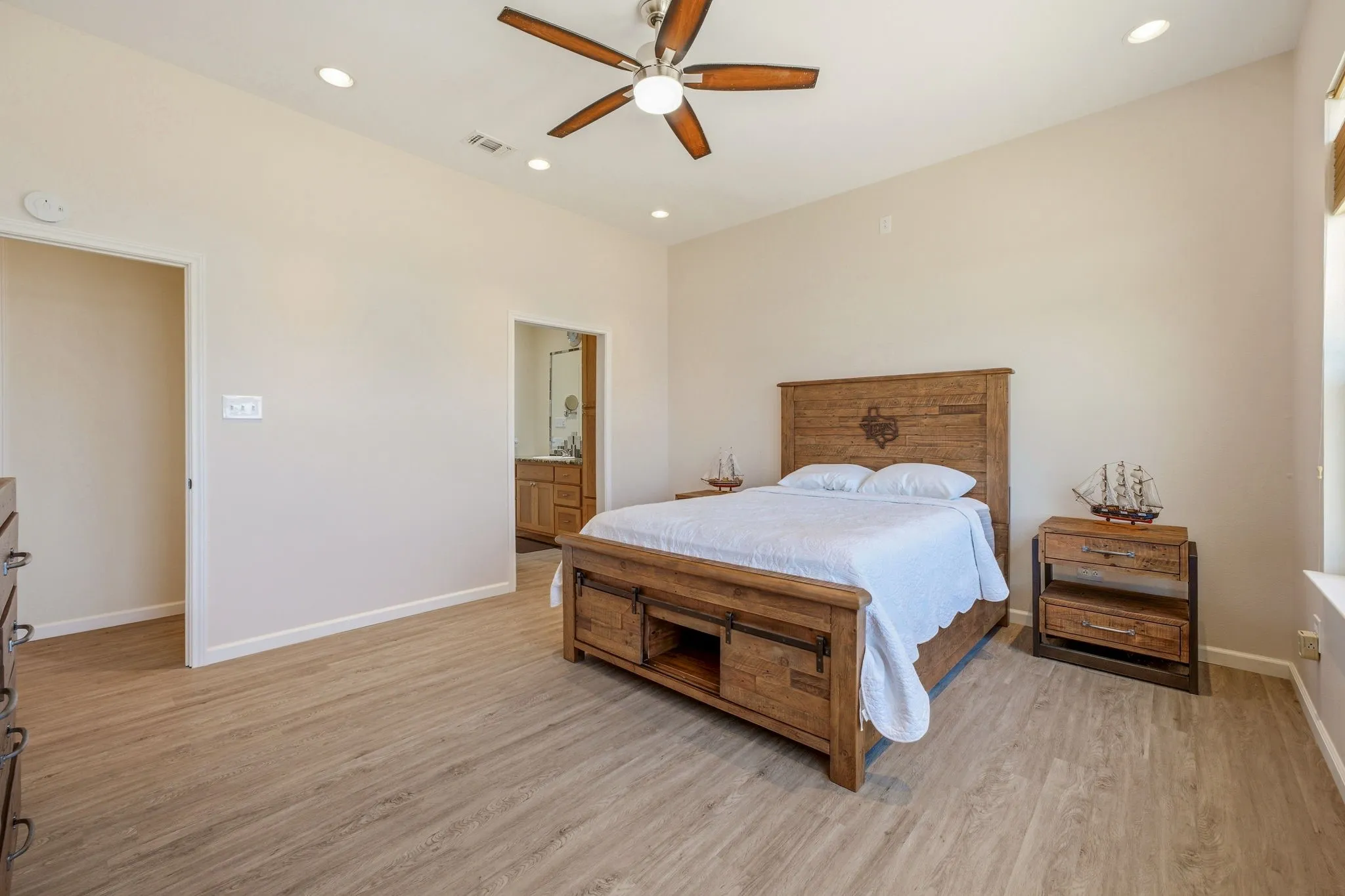 Single Family Residence For Sale in Hood County , 4323 Basswood Court, Granbury, Texas 76049, 2 Bedroom, 4 Bathroom, 2 Garage spaces, 1,500 Sqft, built in 2016, mls#21320423, Real Estate Agent in Granbury, Homes For Sale in Hood county, Homes For Sale in Granbury, Realtor in Granbury Texas, Real Estate Brokerage Independent Realty Texas, Luminita Cordes Realtor