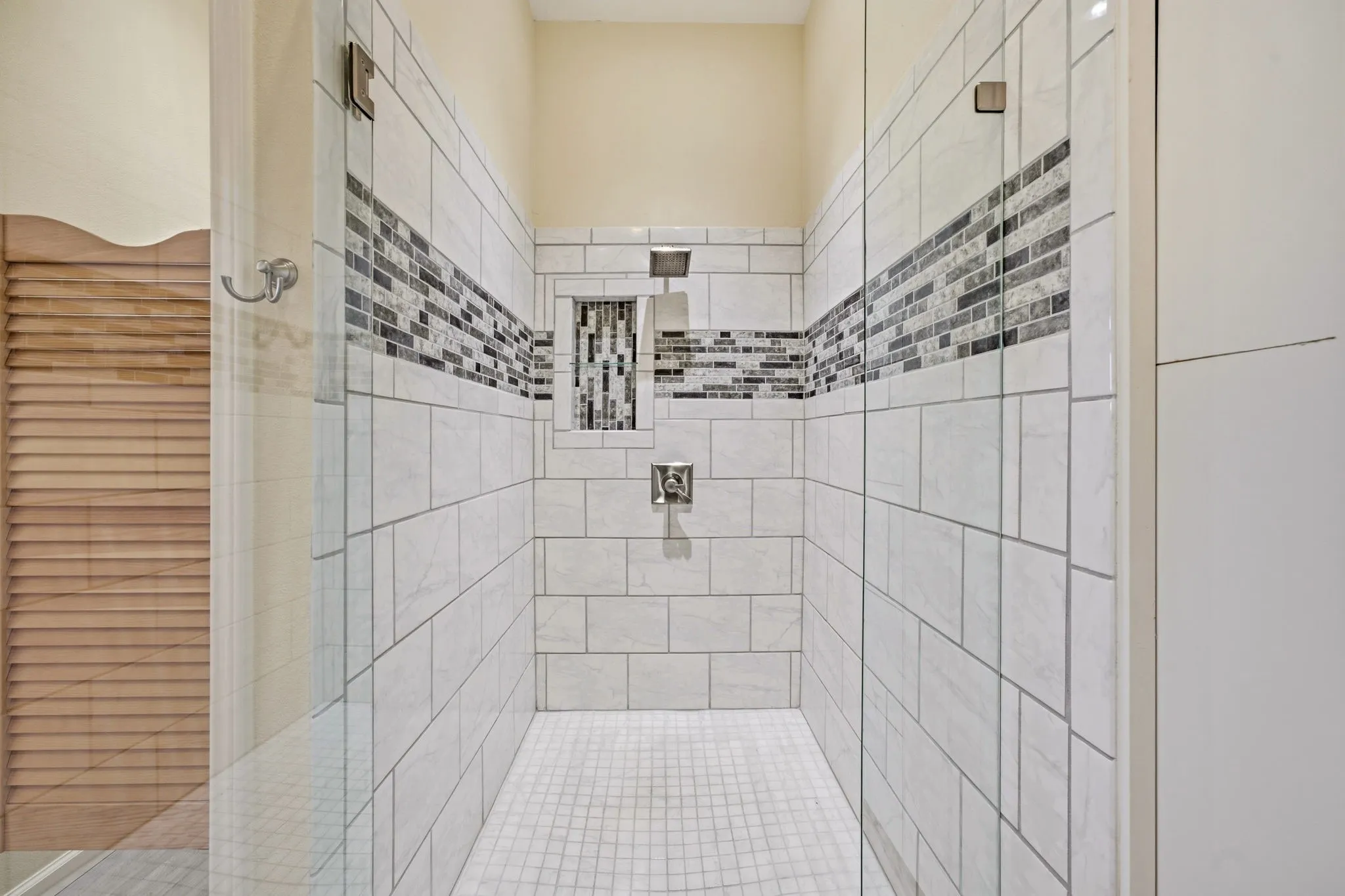 Single Family Residence For Sale in Hood County , 4323 Basswood Court, Granbury, Texas 76049, 2 Bedroom, 4 Bathroom, 2 Garage spaces, 1,500 Sqft, built in 2016, mls#21320423, Real Estate Agent in Granbury, Homes For Sale in Hood county, Homes For Sale in Granbury, Realtor in Granbury Texas, Real Estate Brokerage Independent Realty Texas, Luminita Cordes Realtor