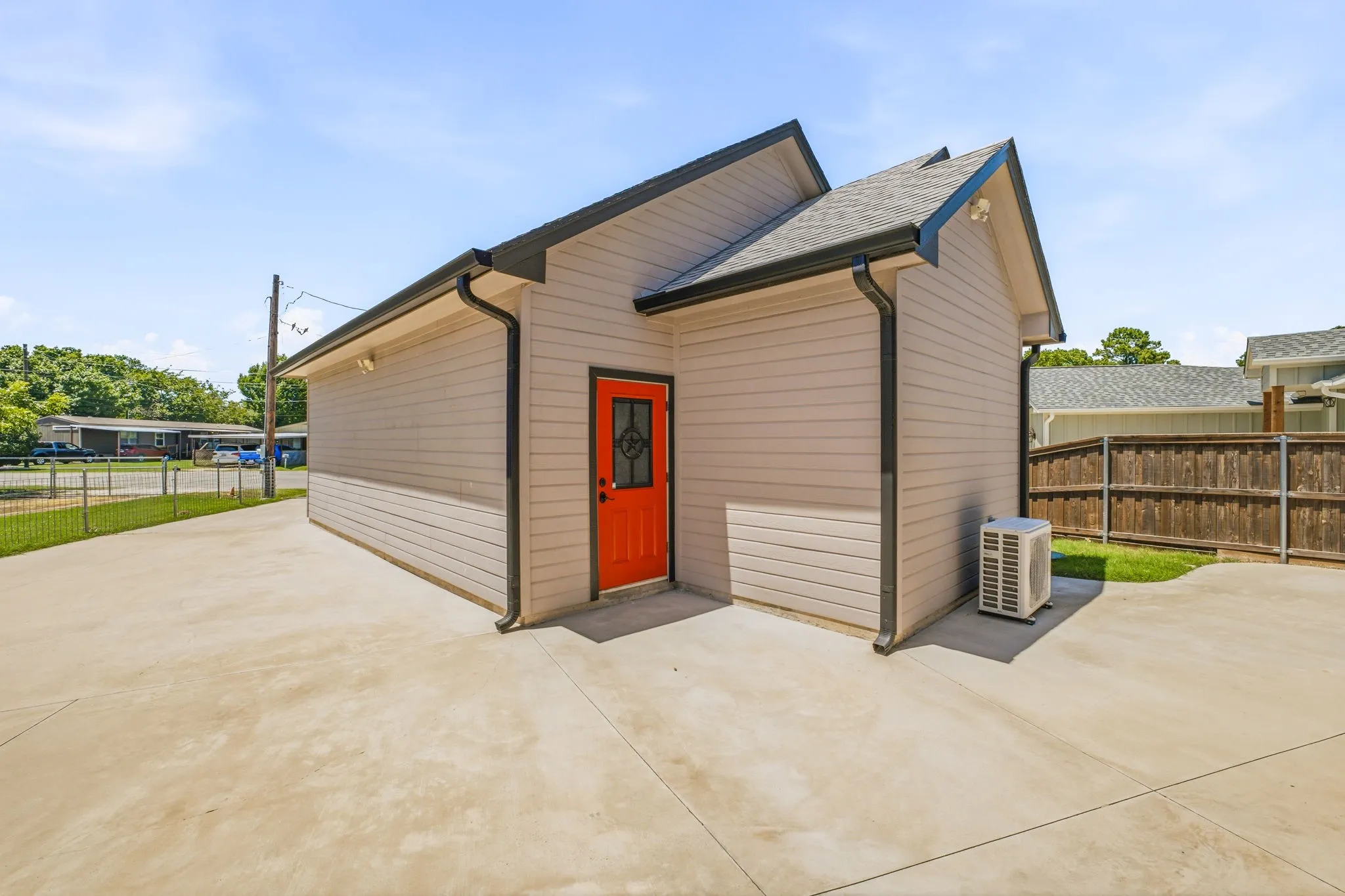 Single Family Residence For Sale in Hood County , 4323 Basswood Court, Granbury, Texas 76049, 2 Bedroom, 4 Bathroom, 2 Garage spaces, 1,500 Sqft, built in 2016, mls#21320423, Real Estate Agent in Granbury, Homes For Sale in Hood county, Homes For Sale in Granbury, Realtor in Granbury Texas, Real Estate Brokerage Independent Realty Texas, Luminita Cordes Realtor