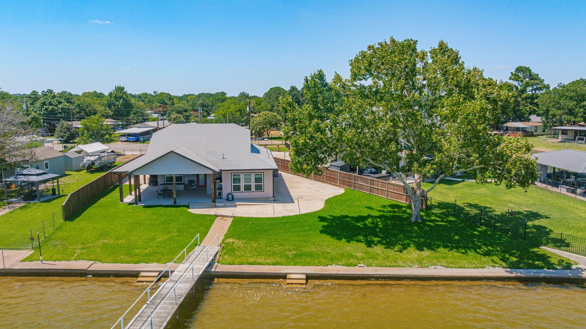 Single Family Residence For Sale in Hood County , 4323 Basswood Court, Granbury, Texas 76049, 2 Bedroom, 4 Bathroom, 2 Garage spaces, 1,500 Sqft, built in 2016, mls#21320423, Real Estate Agent in Granbury, Homes For Sale in Hood county, Homes For Sale in Granbury, Realtor in Granbury Texas, Real Estate Brokerage Independent Realty Texas, Luminita Cordes Realtor