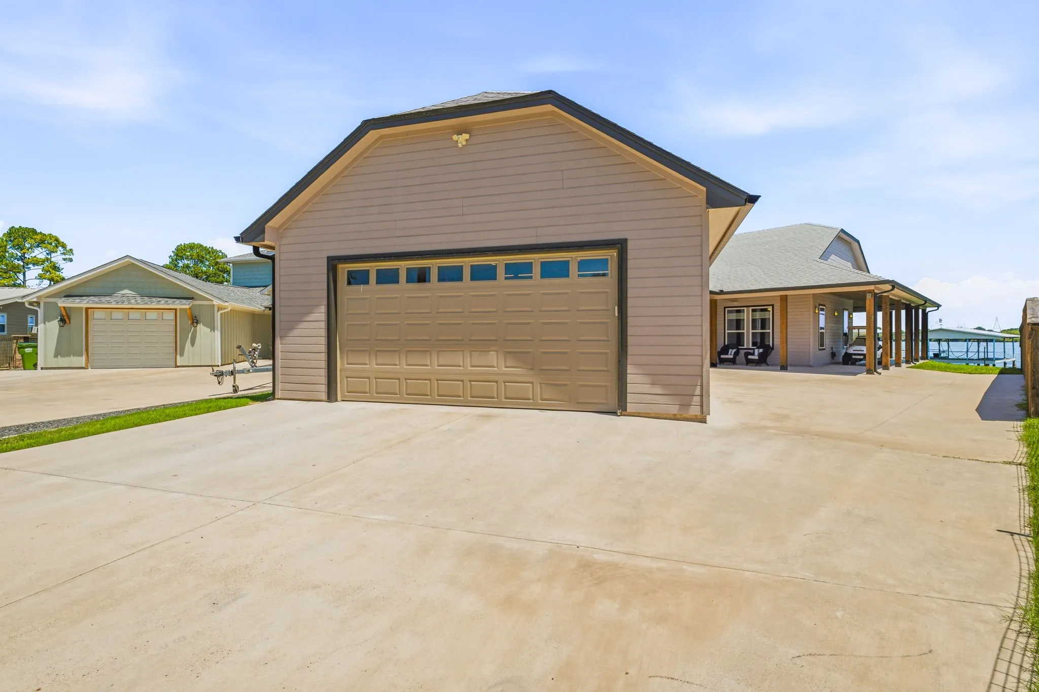 Single Family Residence For Sale in Hood County , 4323 Basswood Court, Granbury, Texas 76049, 2 Bedroom, 4 Bathroom, 2 Garage spaces, 1,500 Sqft, built in 2016, mls#21320423, Real Estate Agent in Granbury, Homes For Sale in Hood county, Homes For Sale in Granbury, Realtor in Granbury Texas, Real Estate Brokerage Independent Realty Texas, Luminita Cordes Realtor