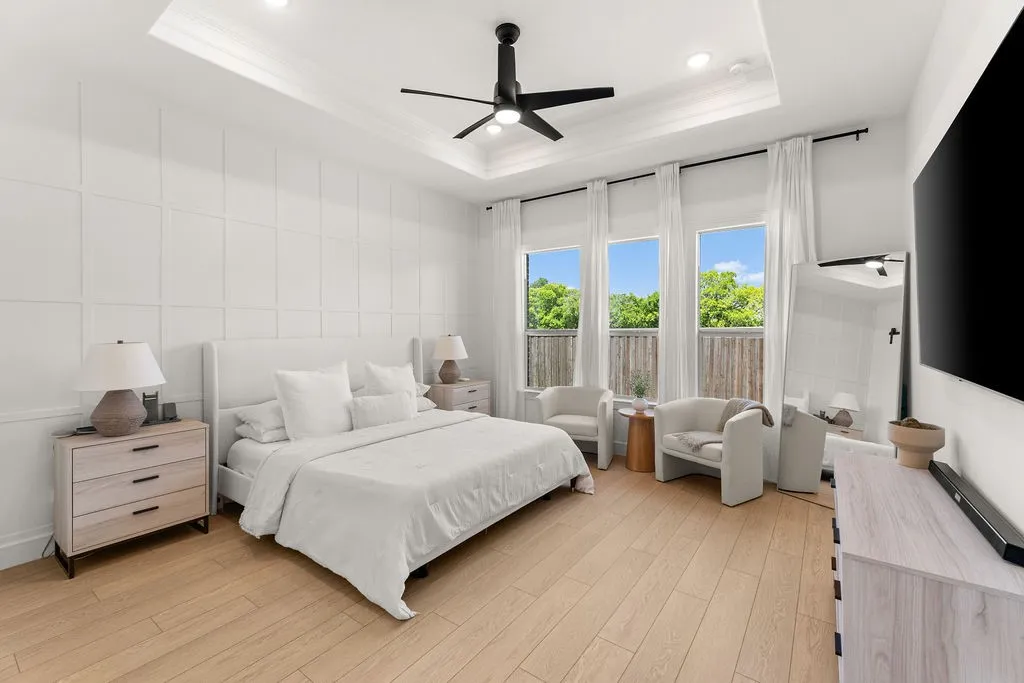 Tray ceiling with recessed lighting and a ceiling fan