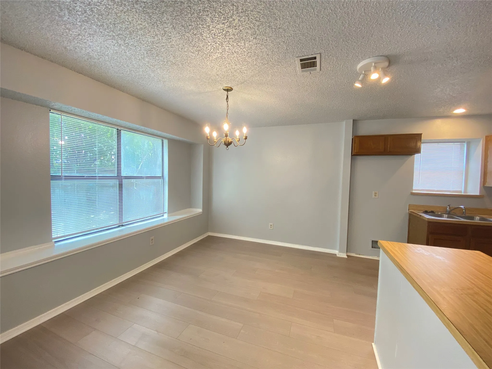 Single Family Residence For Rent in Tarrant County , 6101 Meadowside Trail, Arlington, Texas 76017, 3 Bedroom, 2 Bathroom, 2 Garage spaces, 1,522 Sqft, built in 1985, mls#21318497, Real Estate Agent in Arlington, Homes For Rent in Tarrant county, Homes For Rent in Arlington, Realtor in Arlington Texas, Real Estate Brokerage Independent Realty Texas, Luminita Cordes Realtor