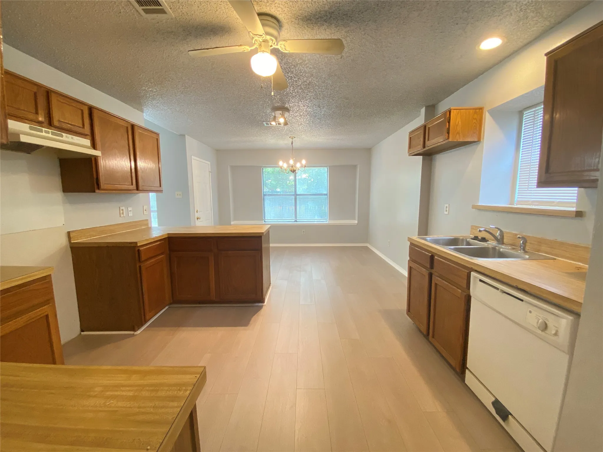 Single Family Residence For Rent in Tarrant County , 6101 Meadowside Trail, Arlington, Texas 76017, 3 Bedroom, 2 Bathroom, 2 Garage spaces, 1,522 Sqft, built in 1985, mls#21318497, Real Estate Agent in Arlington, Homes For Rent in Tarrant county, Homes For Rent in Arlington, Realtor in Arlington Texas, Real Estate Brokerage Independent Realty Texas, Luminita Cordes Realtor