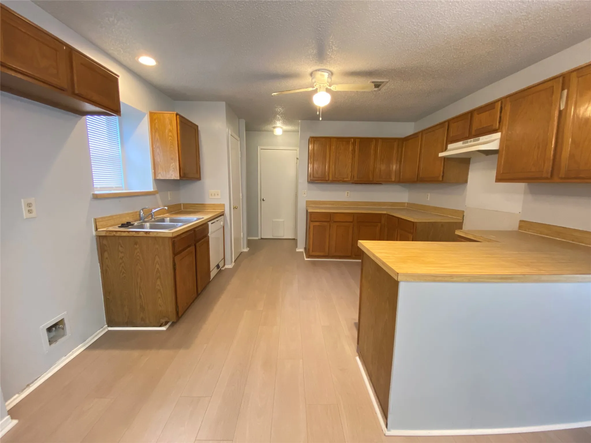 Single Family Residence For Rent in Tarrant County , 6101 Meadowside Trail, Arlington, Texas 76017, 3 Bedroom, 2 Bathroom, 2 Garage spaces, 1,522 Sqft, built in 1985, mls#21318497, Real Estate Agent in Arlington, Homes For Rent in Tarrant county, Homes For Rent in Arlington, Realtor in Arlington Texas, Real Estate Brokerage Independent Realty Texas, Luminita Cordes Realtor