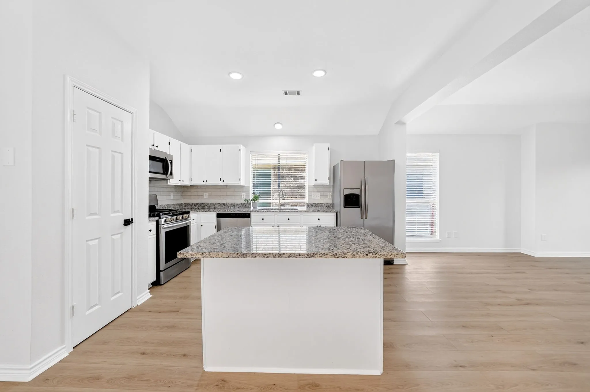 Single Family Residence For Sale in Dallas County , 7606 Harbor Drive, Rowlett, Texas 75088, 3 Bedroom, 2 Bathroom, 2 Garage spaces, 1,964 Sqft, built in 1995, mls#21320422, Real Estate Agent in Rowlett, Homes For Sale in Dallas county, Homes For Sale in Rowlett, Realtor in Rowlett Texas, Real Estate Brokerage Independent Realty Texas, Luminita Cordes Realtor