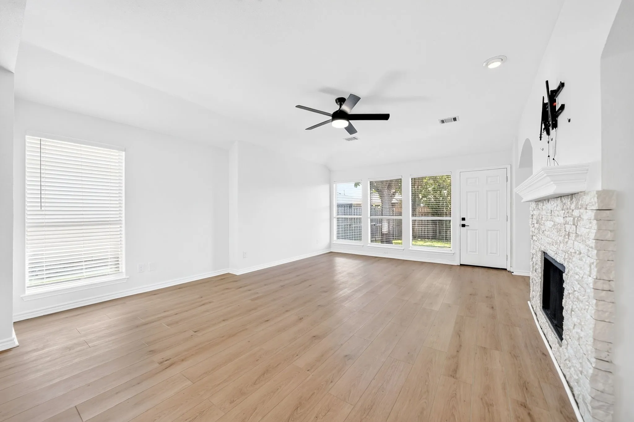 Single Family Residence For Sale in Dallas County , 7606 Harbor Drive, Rowlett, Texas 75088, 3 Bedroom, 2 Bathroom, 2 Garage spaces, 1,964 Sqft, built in 1995, mls#21320422, Real Estate Agent in Rowlett, Homes For Sale in Dallas county, Homes For Sale in Rowlett, Realtor in Rowlett Texas, Real Estate Brokerage Independent Realty Texas, Luminita Cordes Realtor