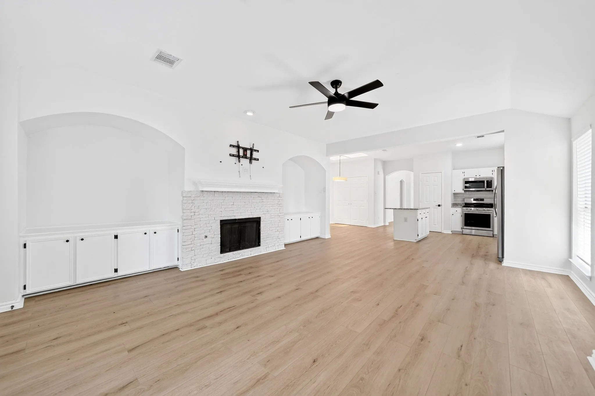 Single Family Residence For Sale in Dallas County , 7606 Harbor Drive, Rowlett, Texas 75088, 3 Bedroom, 2 Bathroom, 2 Garage spaces, 1,964 Sqft, built in 1995, mls#21320422, Real Estate Agent in Rowlett, Homes For Sale in Dallas county, Homes For Sale in Rowlett, Realtor in Rowlett Texas, Real Estate Brokerage Independent Realty Texas, Luminita Cordes Realtor