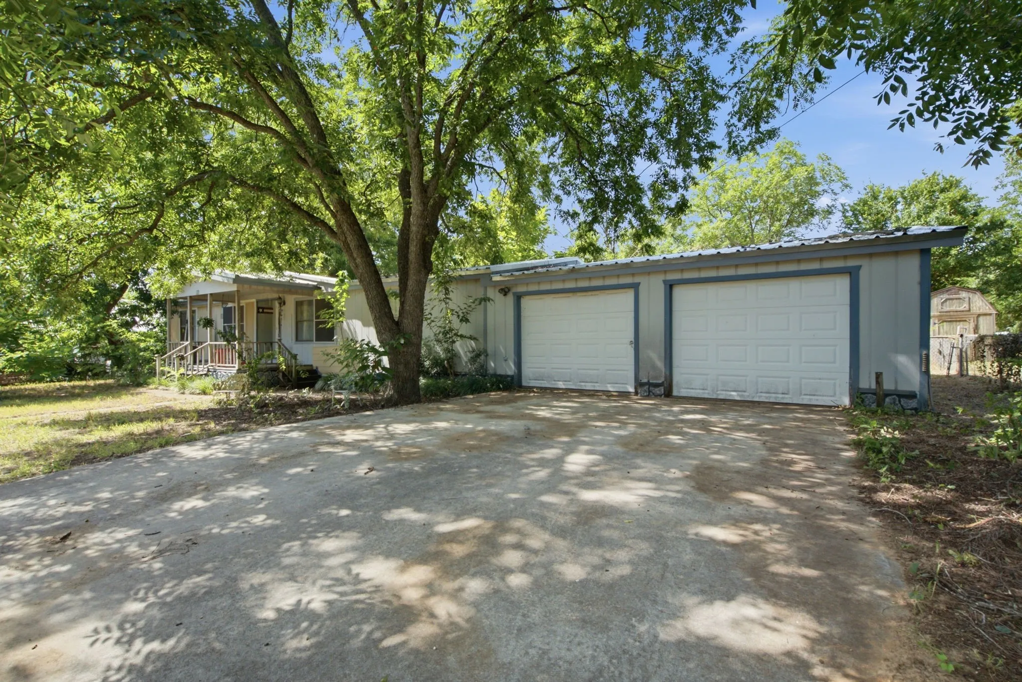 Single Family Residence For Sale in Comanche County , 816 W Ayers Avenue, De Leon, Texas 76444, 3 Bedroom, 2 Bathroom, 2 Garage spaces, 2,118 Sqft, built in 1985, mls#21319760, Real Estate Agent in De Leon, Homes For Sale in Comanche county, Homes For Sale in De Leon, Realtor in De Leon Texas, Real Estate Brokerage Independent Realty Texas, Luminita Cordes Realtor