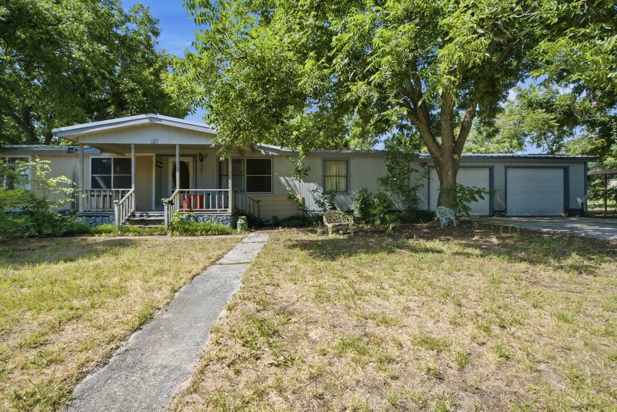 Single Family Residence For Sale in Comanche County , 816 W Ayers Avenue, De Leon, Texas 76444, 3 Bedroom, 2 Bathroom, 2 Garage spaces, 2,118 Sqft, built in 1985, mls#21319760, Real Estate Agent in De Leon, Homes For Sale in Comanche county, Homes For Sale in De Leon, Realtor in De Leon Texas, Real Estate Brokerage Independent Realty Texas, Luminita Cordes Realtor