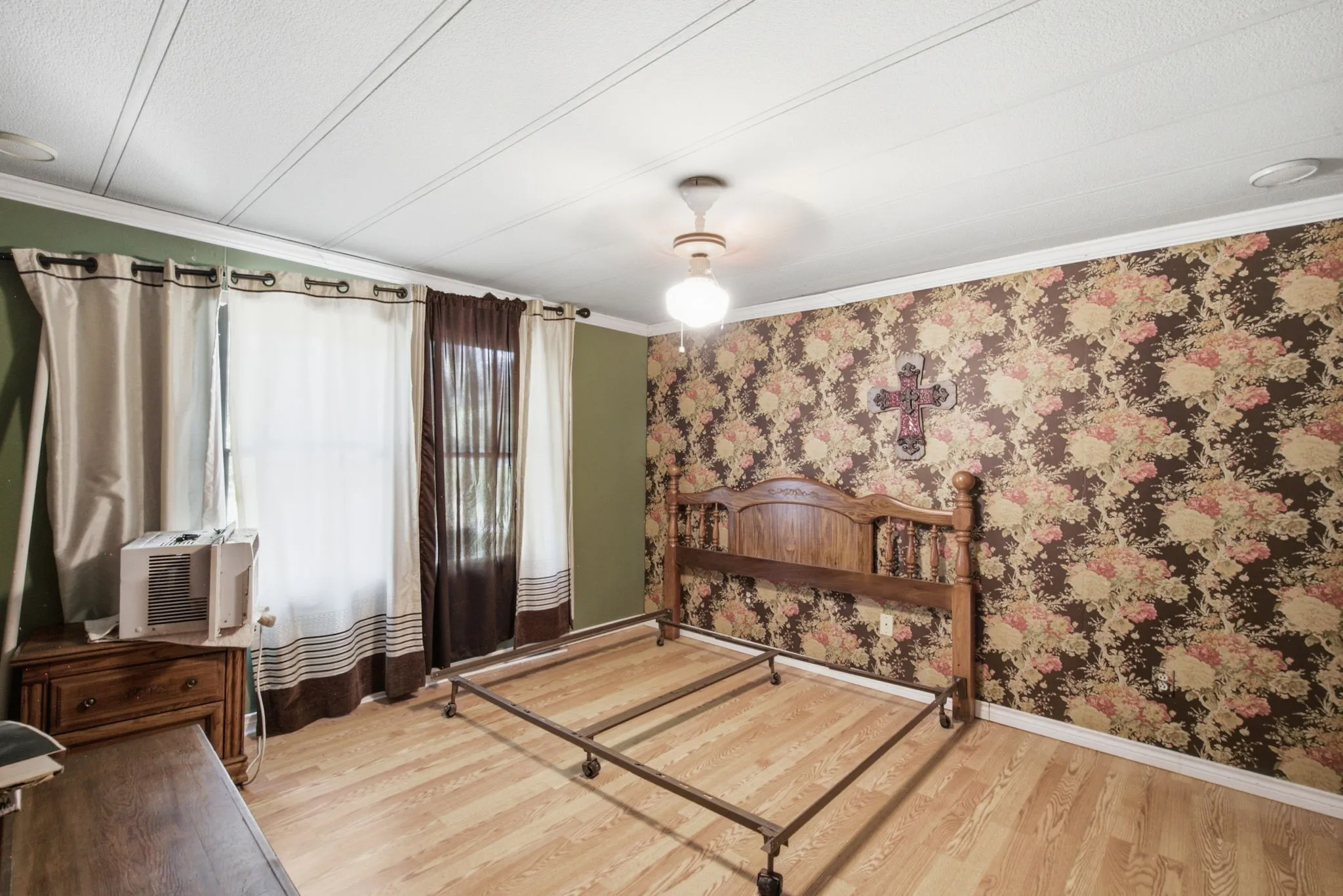Single Family Residence For Sale in Comanche County , 816 W Ayers Avenue, De Leon, Texas 76444, 3 Bedroom, 2 Bathroom, 2 Garage spaces, 2,118 Sqft, built in 1985, mls#21319760, Real Estate Agent in De Leon, Homes For Sale in Comanche county, Homes For Sale in De Leon, Realtor in De Leon Texas, Real Estate Brokerage Independent Realty Texas, Luminita Cordes Realtor