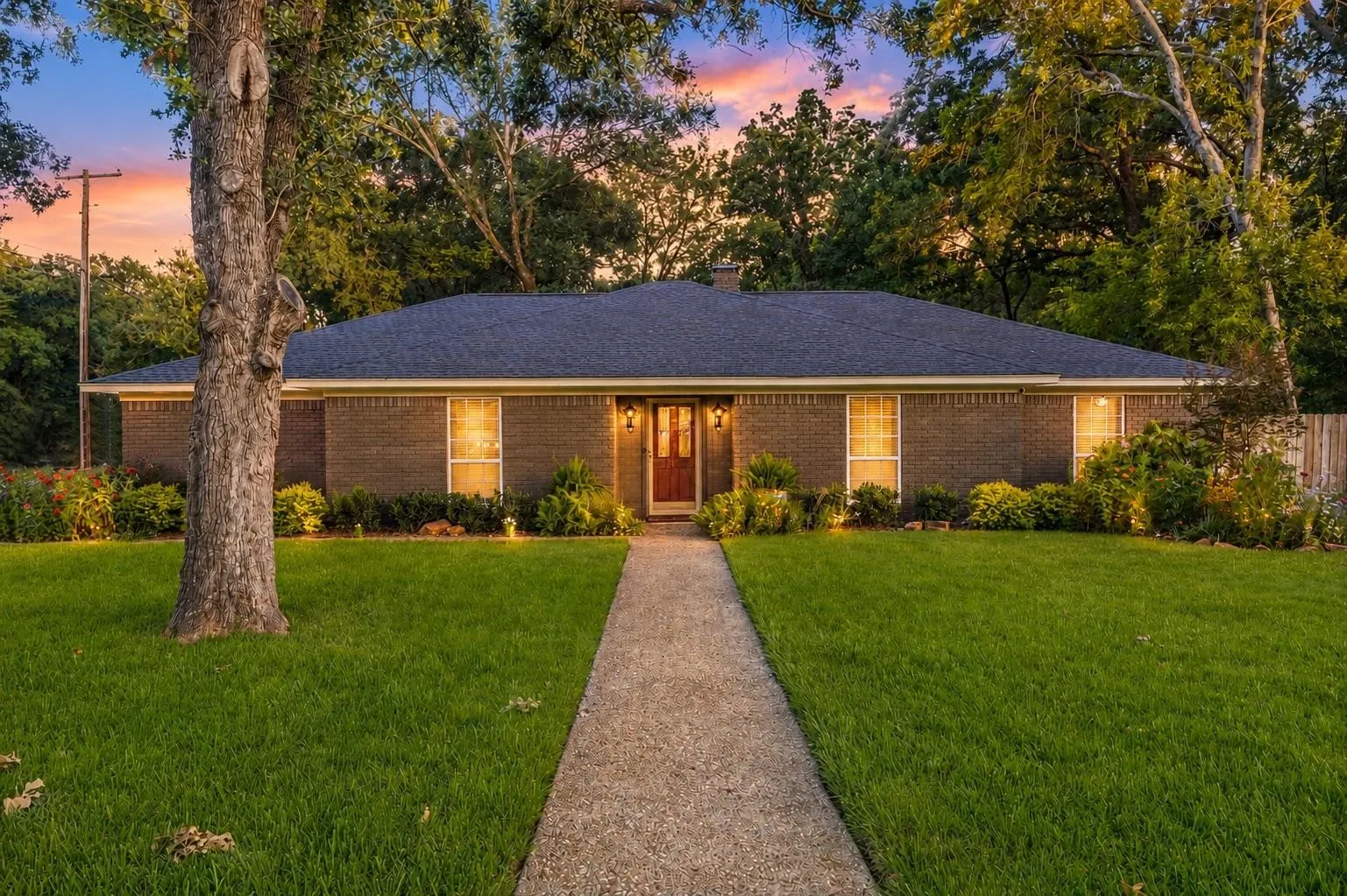 Single Family Residence For Sale in Navarro County , 1401 Bowie Circle, Corsicana, Texas 75110, 4 Bedroom, 3 Bathroom, 3 Garage spaces, 2,645 Sqft, built in 1973, mls#21320008, Real Estate Agent in Corsicana, Homes For Sale in Navarro county, Homes For Sale in Corsicana, Realtor in Corsicana Texas, Real Estate Brokerage Independent Realty Texas, Luminita Cordes Realtor