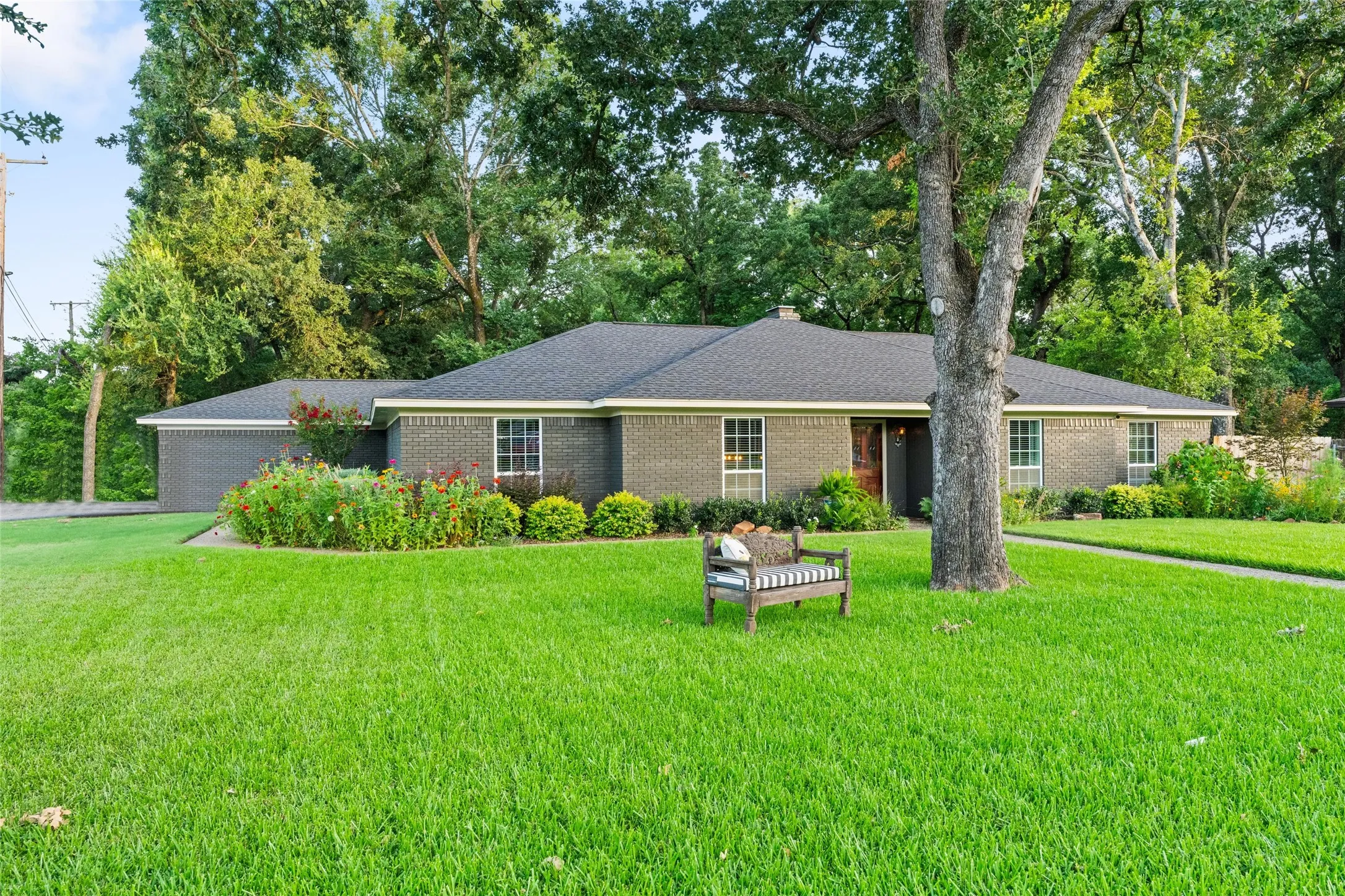 Single Family Residence For Sale in Navarro County , 1401 Bowie Circle, Corsicana, Texas 75110, 4 Bedroom, 3 Bathroom, 3 Garage spaces, 2,645 Sqft, built in 1973, mls#21320008, Real Estate Agent in Corsicana, Homes For Sale in Navarro county, Homes For Sale in Corsicana, Realtor in Corsicana Texas, Real Estate Brokerage Independent Realty Texas, Luminita Cordes Realtor