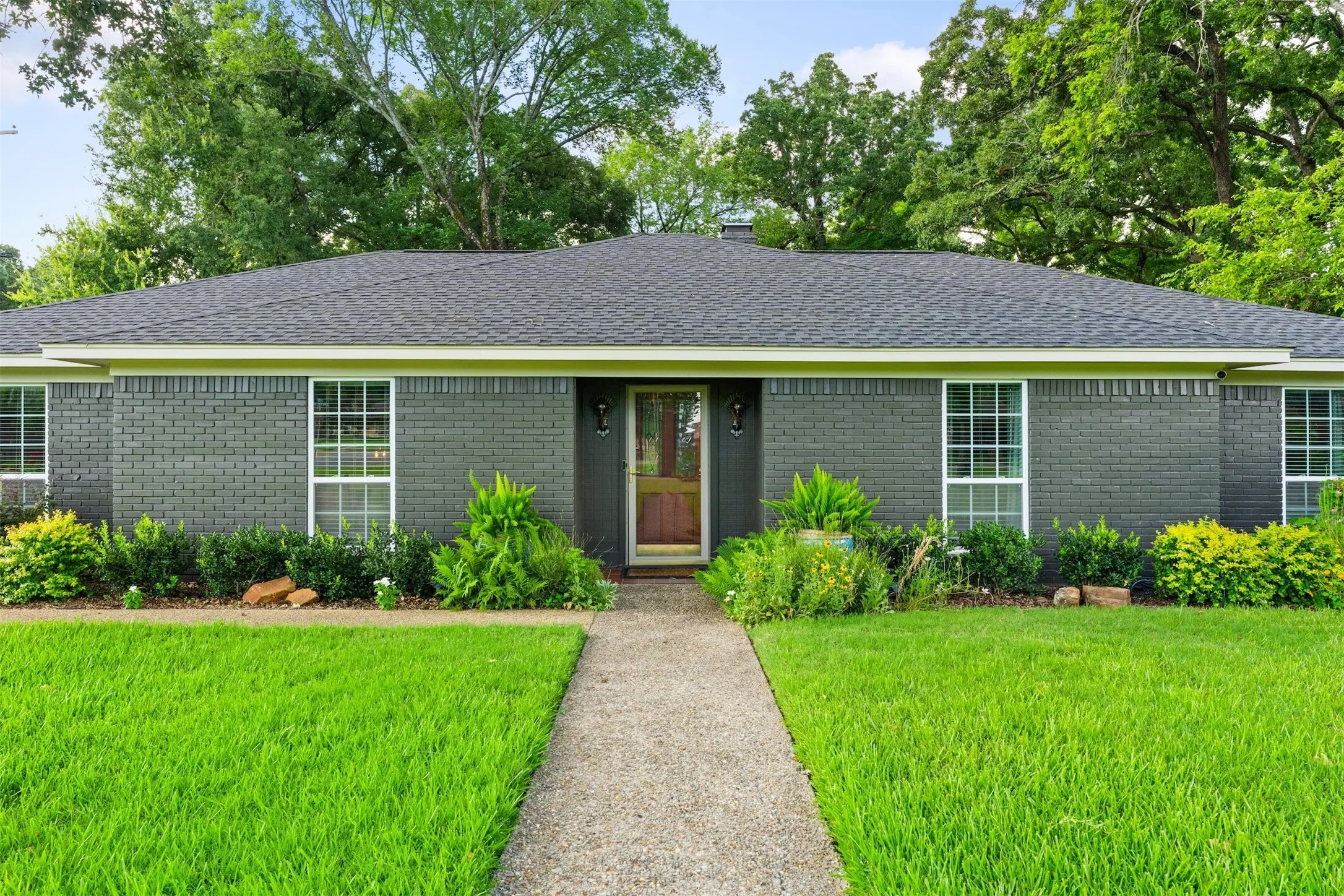 Single Family Residence For Sale in Navarro County , 1401 Bowie Circle, Corsicana, Texas 75110, 4 Bedroom, 3 Bathroom, 3 Garage spaces, 2,645 Sqft, built in 1973, mls#21320008, Real Estate Agent in Corsicana, Homes For Sale in Navarro county, Homes For Sale in Corsicana, Realtor in Corsicana Texas, Real Estate Brokerage Independent Realty Texas, Luminita Cordes Realtor
