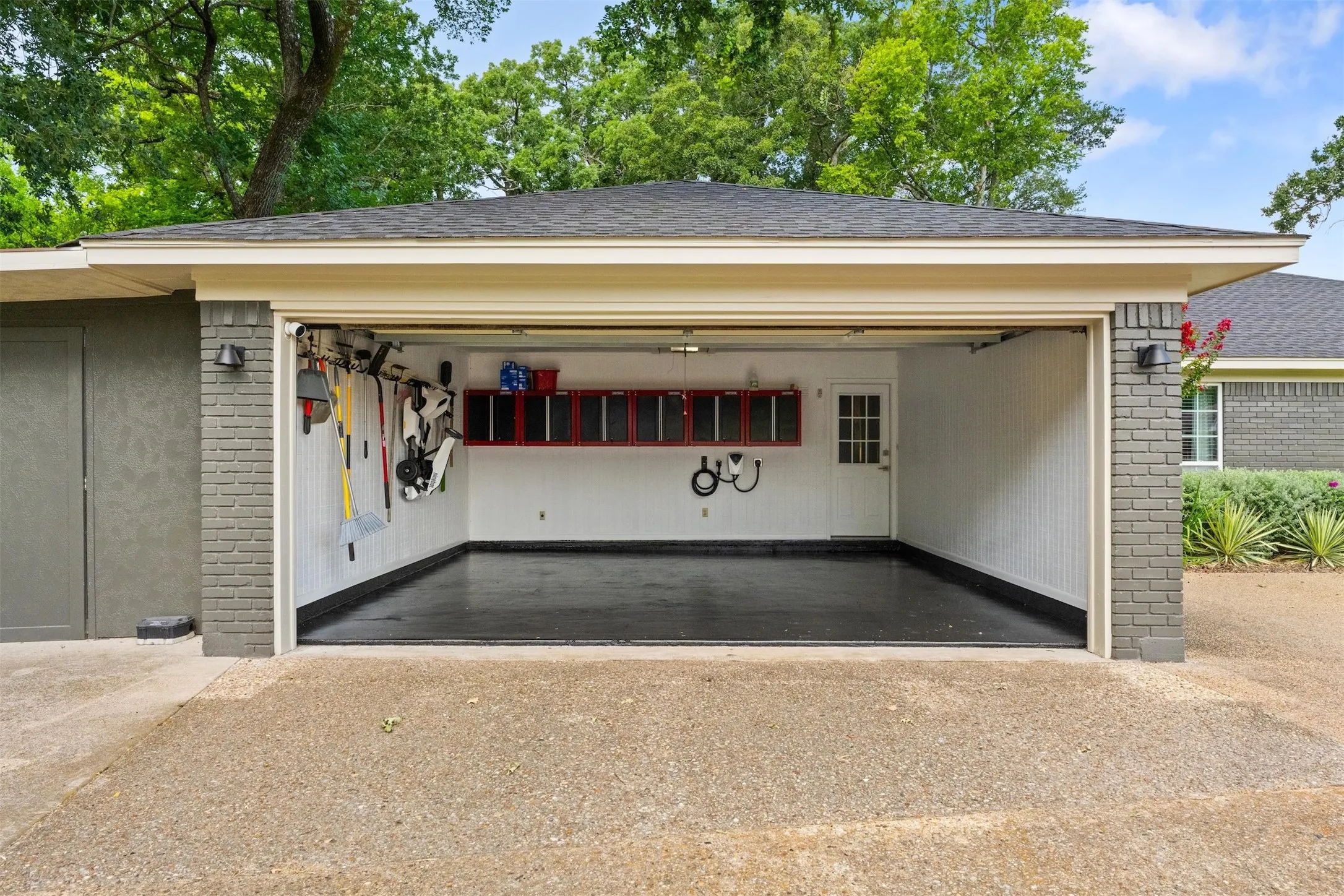 Single Family Residence For Sale in Navarro County , 1401 Bowie Circle, Corsicana, Texas 75110, 4 Bedroom, 3 Bathroom, 3 Garage spaces, 2,645 Sqft, built in 1973, mls#21320008, Real Estate Agent in Corsicana, Homes For Sale in Navarro county, Homes For Sale in Corsicana, Realtor in Corsicana Texas, Real Estate Brokerage Independent Realty Texas, Luminita Cordes Realtor