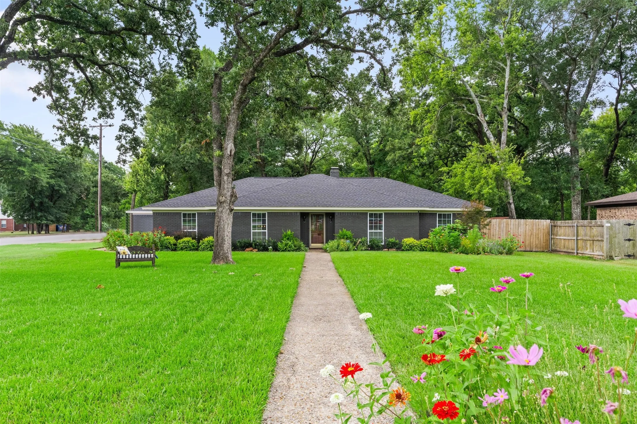 Single Family Residence For Sale in Navarro County , 1401 Bowie Circle, Corsicana, Texas 75110, 4 Bedroom, 3 Bathroom, 3 Garage spaces, 2,645 Sqft, built in 1973, mls#21320008, Real Estate Agent in Corsicana, Homes For Sale in Navarro county, Homes For Sale in Corsicana, Realtor in Corsicana Texas, Real Estate Brokerage Independent Realty Texas, Luminita Cordes Realtor