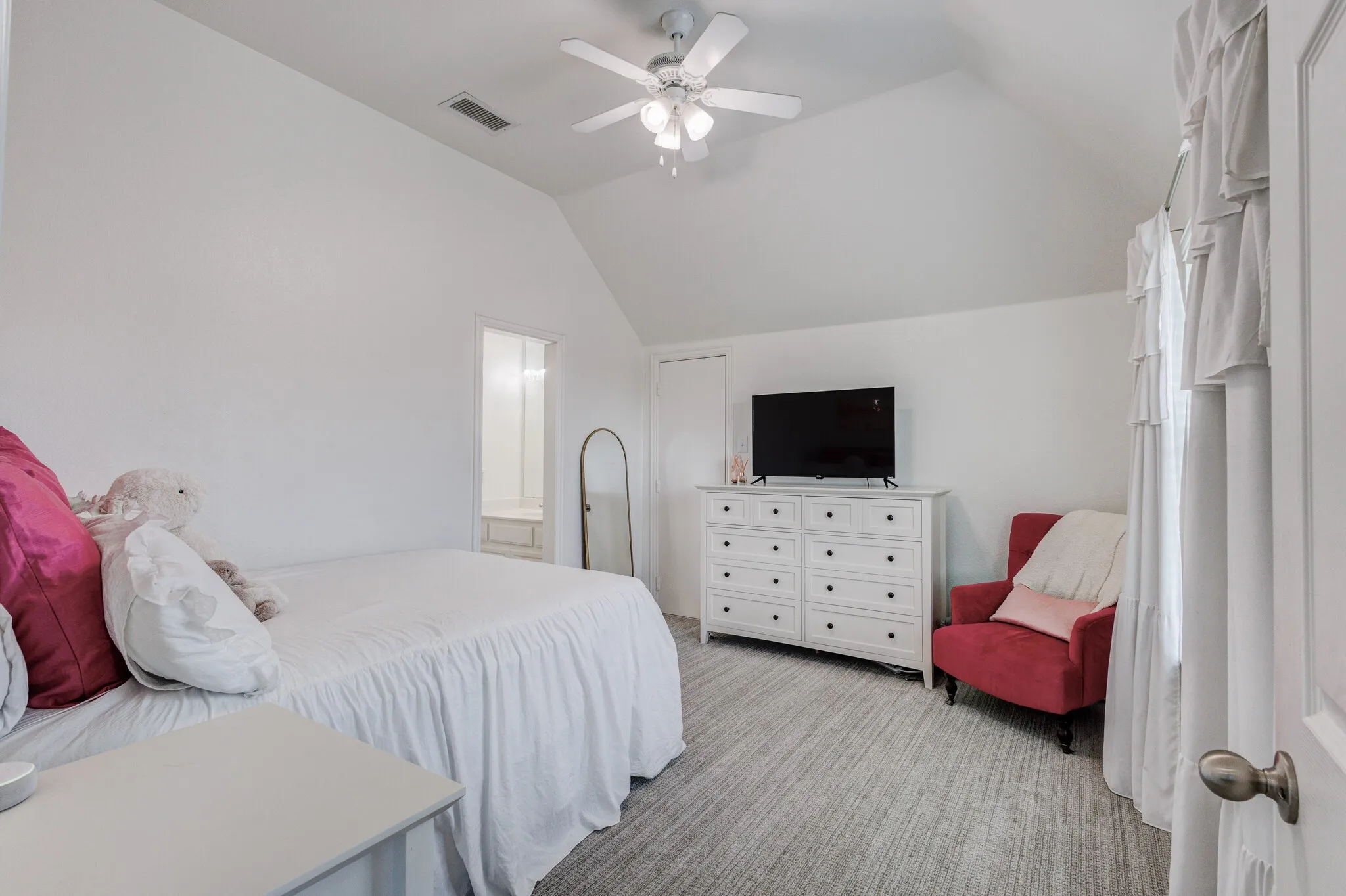 Single Family Residence For Sale in Dallas County , 6514 Field Crest Lane, Sachse, Texas 75048, 5 Bedroom, 4 Bathroom, 3 Garage spaces, 4,182 Sqft, built in 2003, mls#21320471, Real Estate Agent in Sachse, Homes For Sale in Dallas county, Homes For Sale in Sachse, Realtor in Sachse Texas, Real Estate Brokerage Independent Realty Texas, Luminita Cordes Realtor