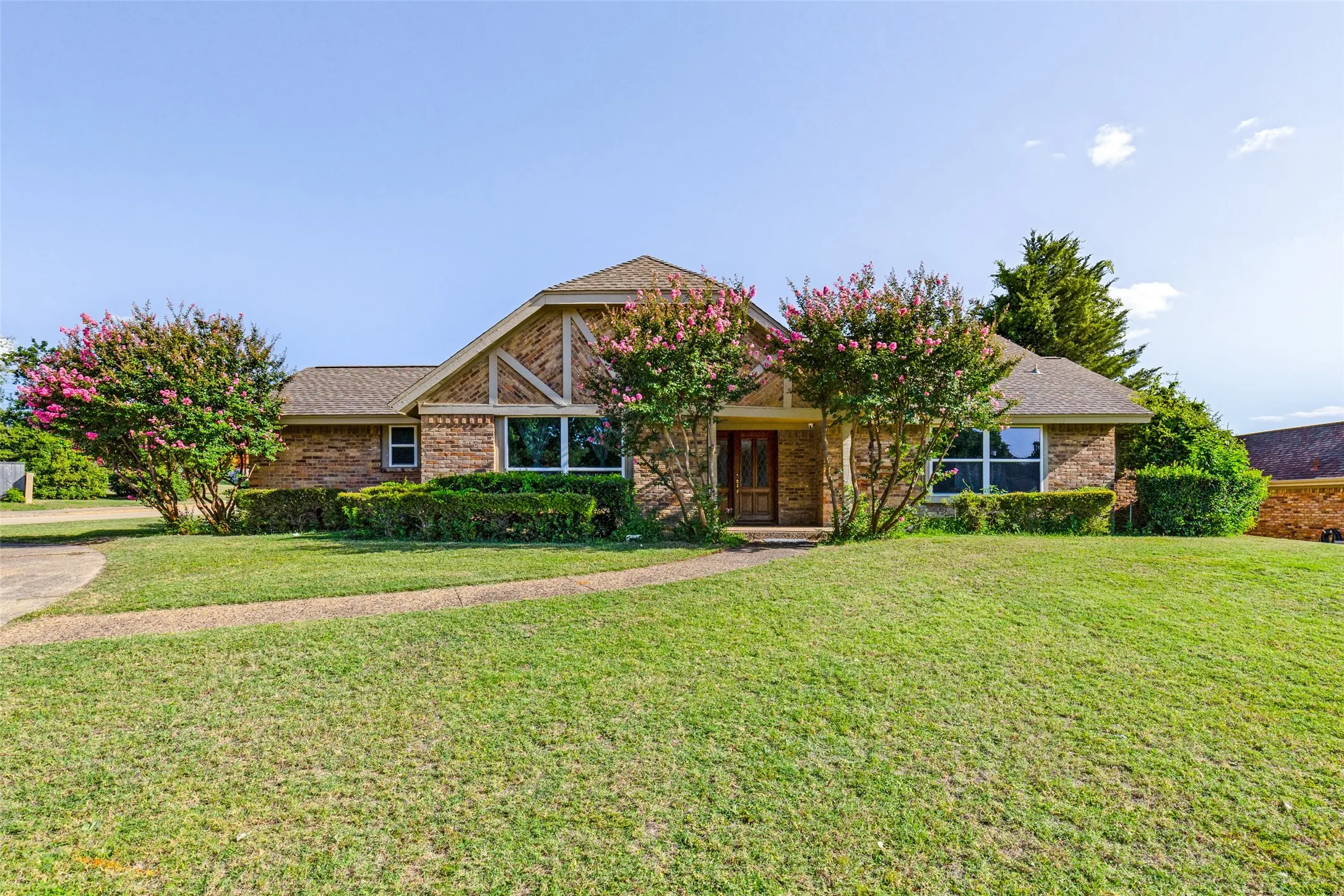 Single Family Residence For Sale in Dallas County , 7126 Fernmeadow Circle, Dallas, Texas 75248, 5 Bedroom, 3 Bathroom, 2 Garage spaces, 3,525 Sqft, built in 1973, mls#21320236, Real Estate Agent in Dallas, Homes For Sale in Dallas county, Homes For Sale in Dallas, Realtor in Dallas Texas, Real Estate Brokerage Independent Realty Texas, Luminita Cordes Realtor