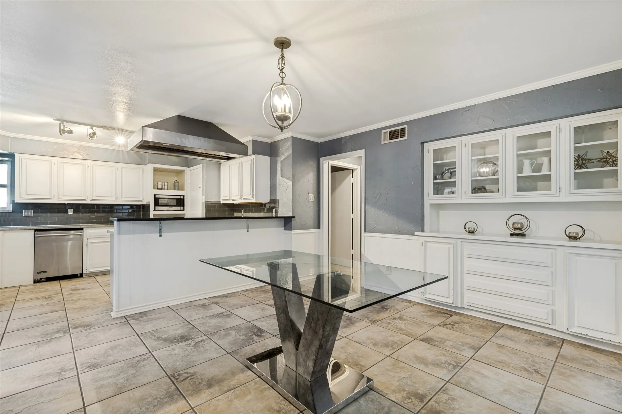 Single Family Residence For Sale in Dallas County , 7126 Fernmeadow Circle, Dallas, Texas 75248, 5 Bedroom, 3 Bathroom, 2 Garage spaces, 3,525 Sqft, built in 1973, mls#21320236, Real Estate Agent in Dallas, Homes For Sale in Dallas county, Homes For Sale in Dallas, Realtor in Dallas Texas, Real Estate Brokerage Independent Realty Texas, Luminita Cordes Realtor