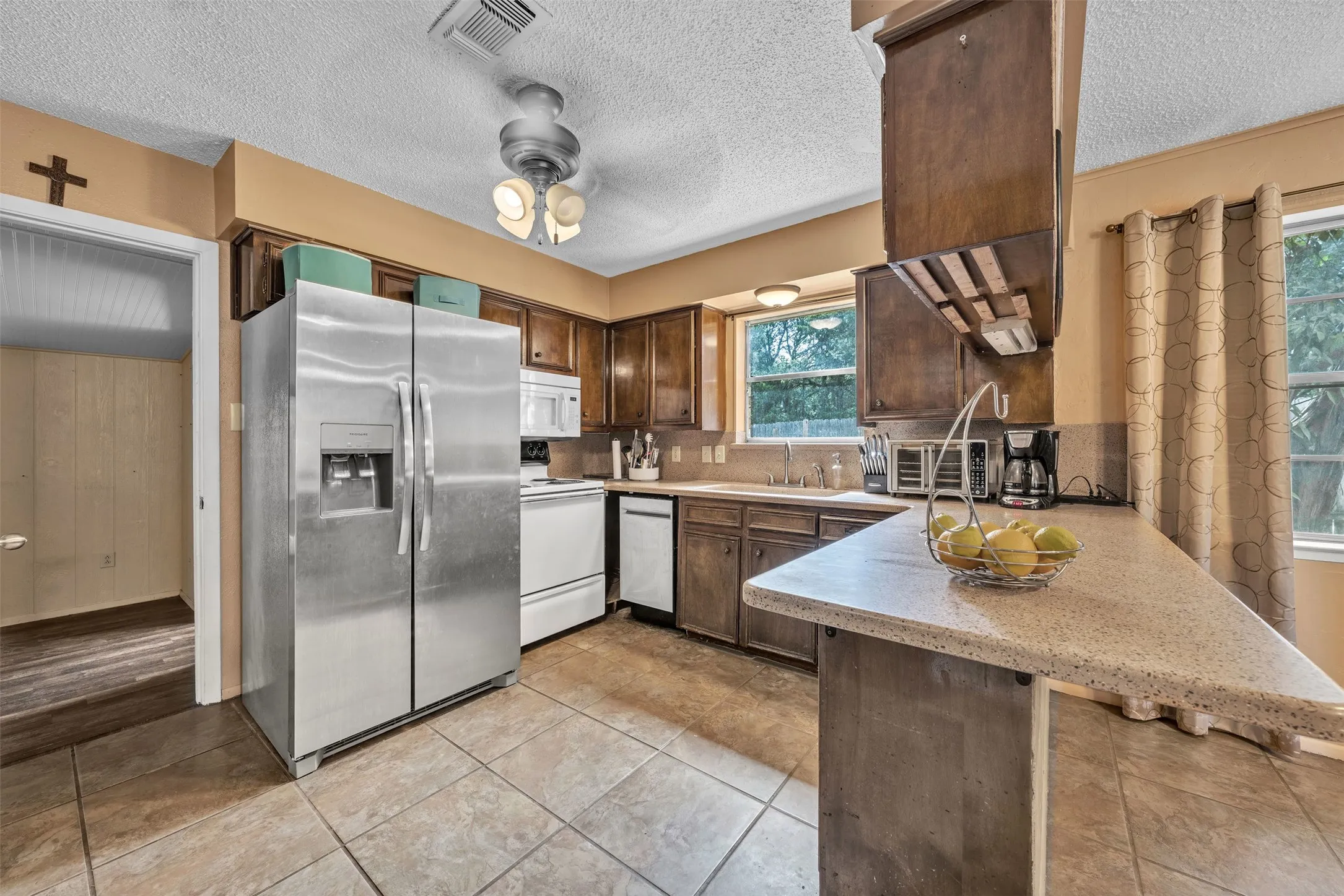 Single Family Residence For Sale in Hill County , 190 Crowfoot Lane, Whitney, Texas 76692, 3 Bedroom, 2 Bathroom, Garage spaces, 1,887 Sqft, built in 1960, mls#21315992, Real Estate Agent in Whitney, Homes For Sale in Hill county, Homes For Sale in Whitney, Realtor in Whitney Texas, Real Estate Brokerage Independent Realty Texas, Luminita Cordes Realtor