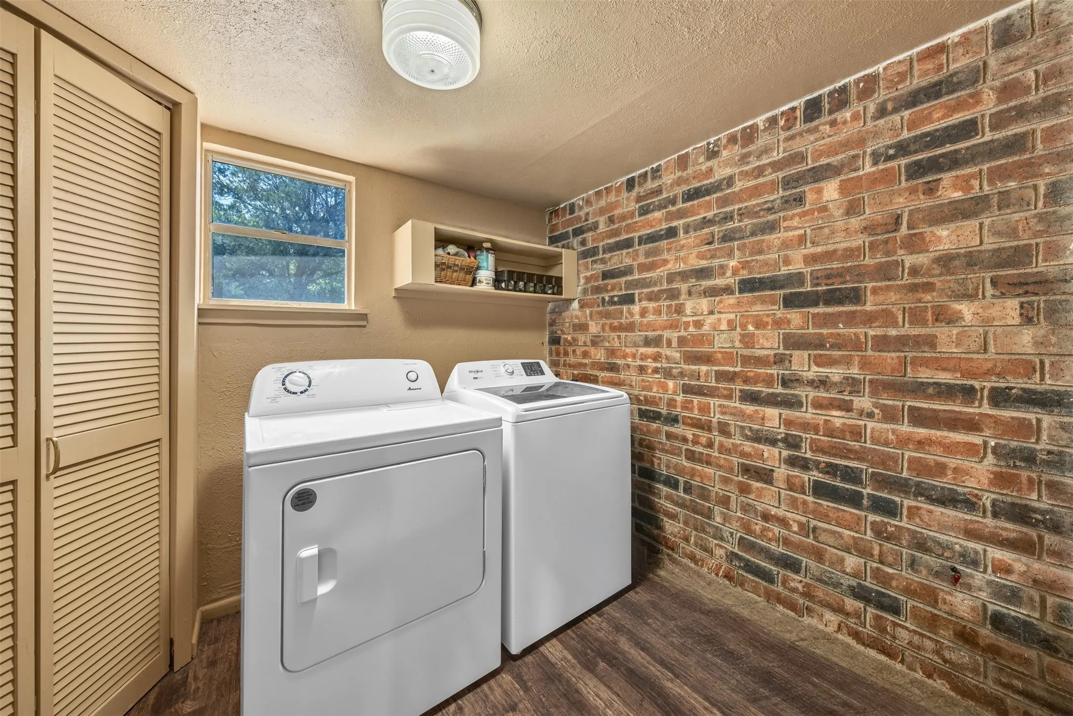 Single Family Residence For Sale in Hill County , 190 Crowfoot Lane, Whitney, Texas 76692, 3 Bedroom, 2 Bathroom, Garage spaces, 1,887 Sqft, built in 1960, mls#21315992, Real Estate Agent in Whitney, Homes For Sale in Hill county, Homes For Sale in Whitney, Realtor in Whitney Texas, Real Estate Brokerage Independent Realty Texas, Luminita Cordes Realtor