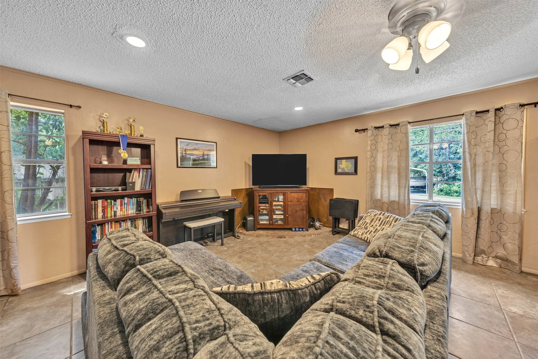 Single Family Residence For Sale in Hill County , 190 Crowfoot Lane, Whitney, Texas 76692, 3 Bedroom, 2 Bathroom, Garage spaces, 1,887 Sqft, built in 1960, mls#21315992, Real Estate Agent in Whitney, Homes For Sale in Hill county, Homes For Sale in Whitney, Realtor in Whitney Texas, Real Estate Brokerage Independent Realty Texas, Luminita Cordes Realtor