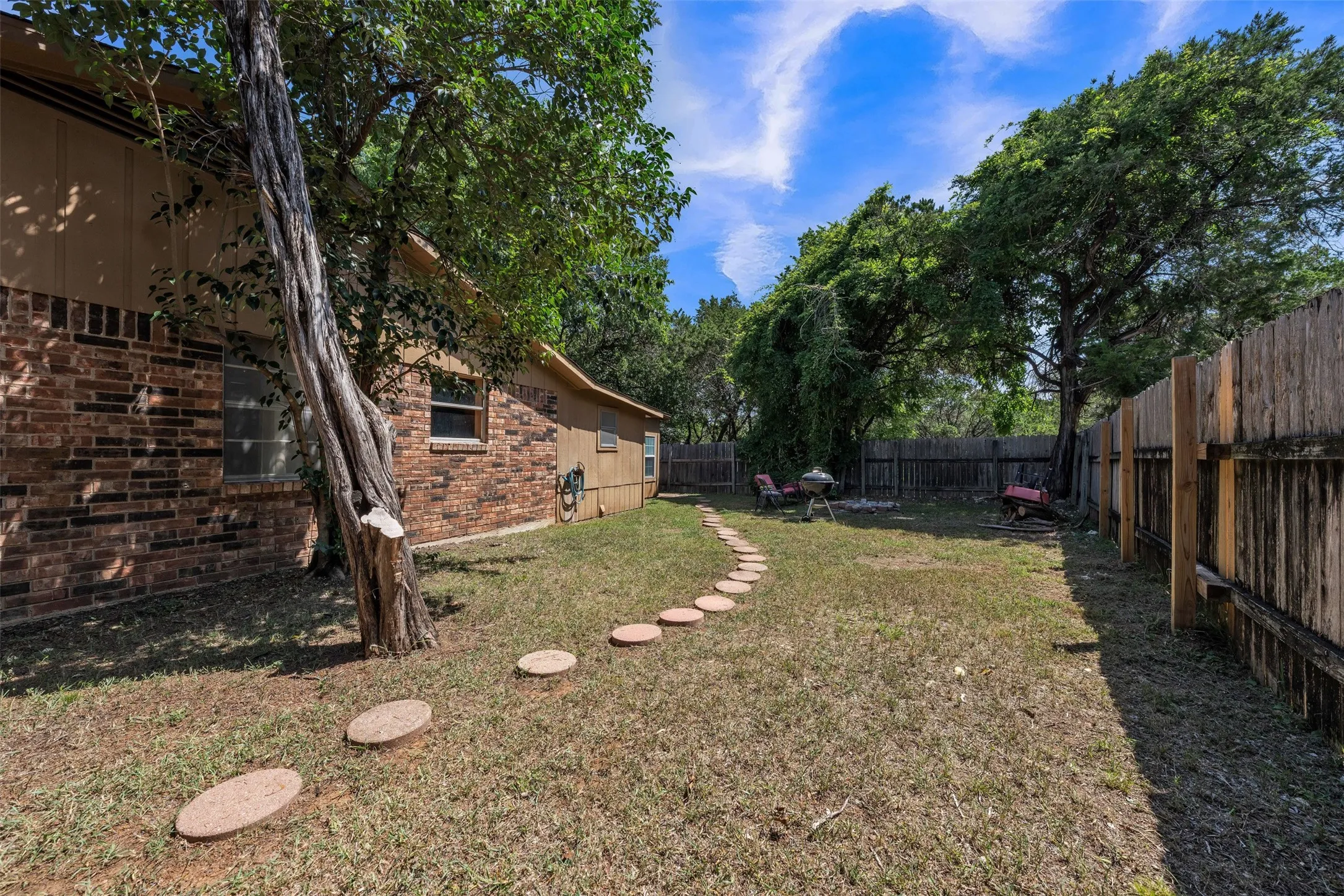 Single Family Residence For Sale in Hill County , 190 Crowfoot Lane, Whitney, Texas 76692, 3 Bedroom, 2 Bathroom, Garage spaces, 1,887 Sqft, built in 1960, mls#21315992, Real Estate Agent in Whitney, Homes For Sale in Hill county, Homes For Sale in Whitney, Realtor in Whitney Texas, Real Estate Brokerage Independent Realty Texas, Luminita Cordes Realtor