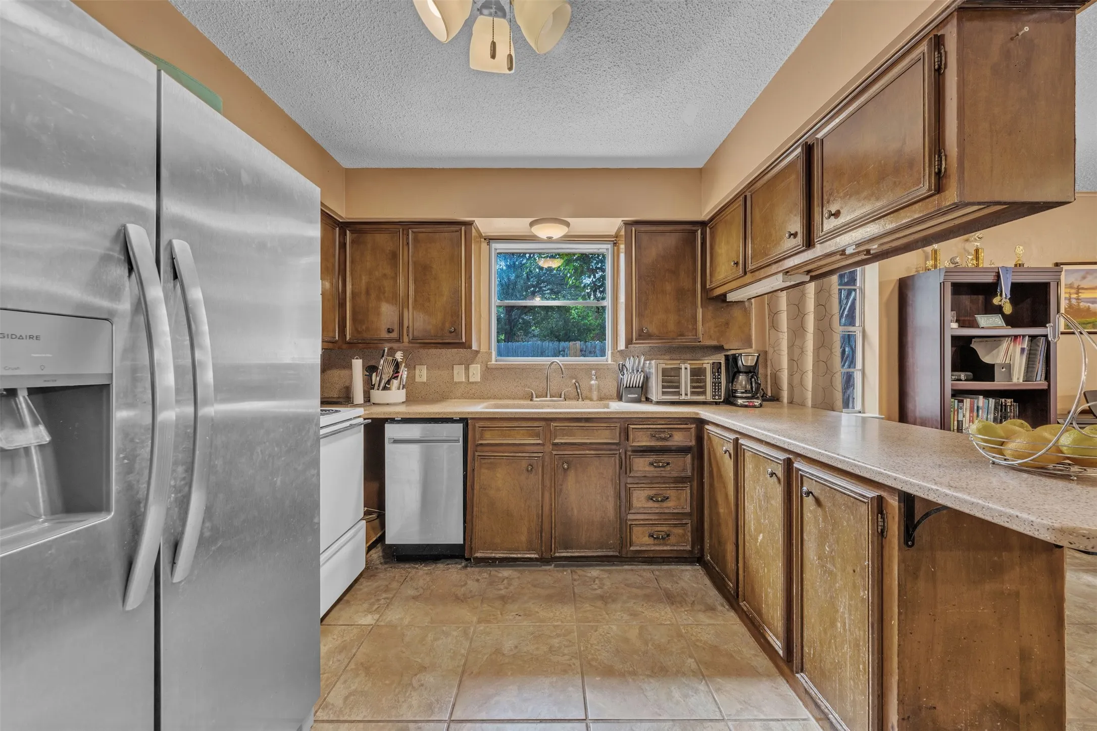 Single Family Residence For Sale in Hill County , 190 Crowfoot Lane, Whitney, Texas 76692, 3 Bedroom, 2 Bathroom, Garage spaces, 1,887 Sqft, built in 1960, mls#21315992, Real Estate Agent in Whitney, Homes For Sale in Hill county, Homes For Sale in Whitney, Realtor in Whitney Texas, Real Estate Brokerage Independent Realty Texas, Luminita Cordes Realtor