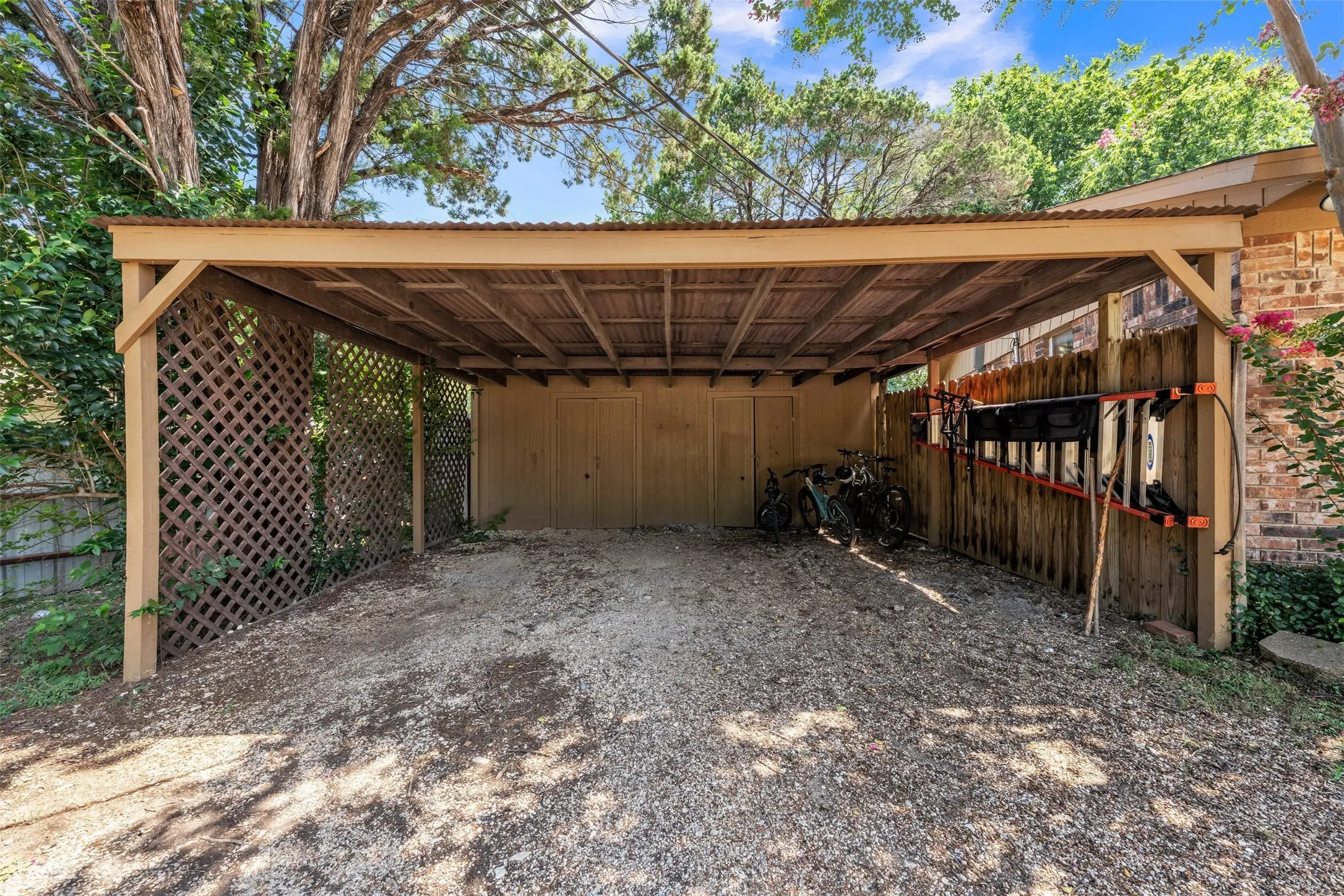 Single Family Residence For Sale in Hill County , 190 Crowfoot Lane, Whitney, Texas 76692, 3 Bedroom, 2 Bathroom, Garage spaces, 1,887 Sqft, built in 1960, mls#21315992, Real Estate Agent in Whitney, Homes For Sale in Hill county, Homes For Sale in Whitney, Realtor in Whitney Texas, Real Estate Brokerage Independent Realty Texas, Luminita Cordes Realtor