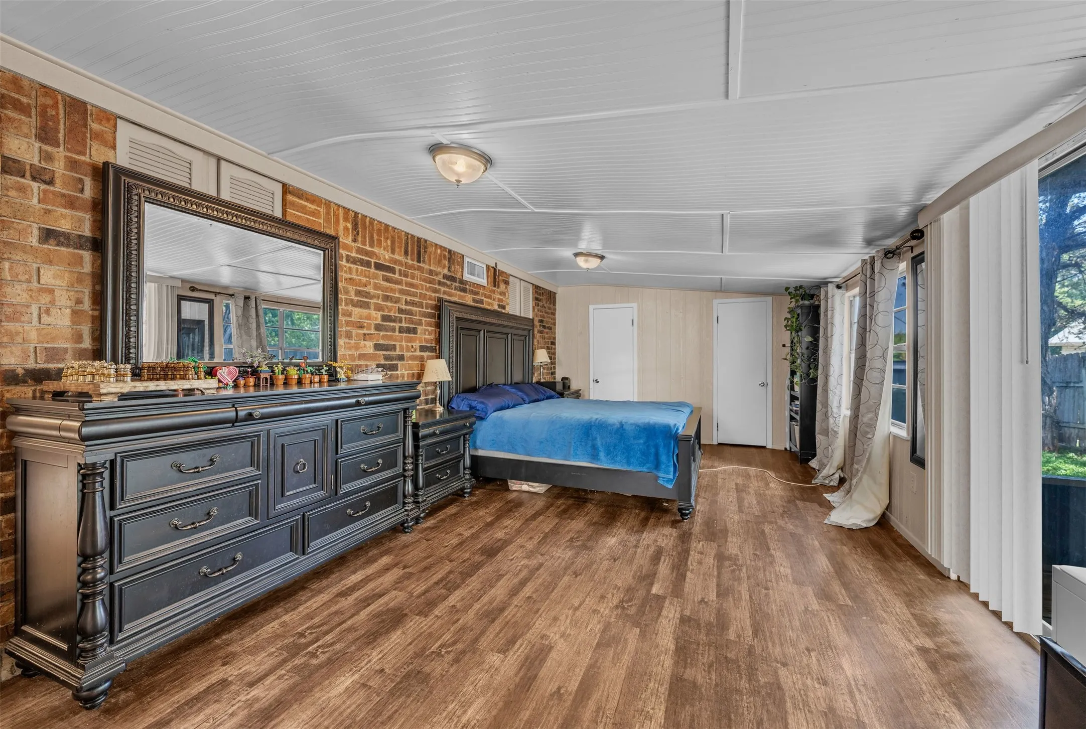 Single Family Residence For Sale in Hill County , 190 Crowfoot Lane, Whitney, Texas 76692, 3 Bedroom, 2 Bathroom, Garage spaces, 1,887 Sqft, built in 1960, mls#21315992, Real Estate Agent in Whitney, Homes For Sale in Hill county, Homes For Sale in Whitney, Realtor in Whitney Texas, Real Estate Brokerage Independent Realty Texas, Luminita Cordes Realtor