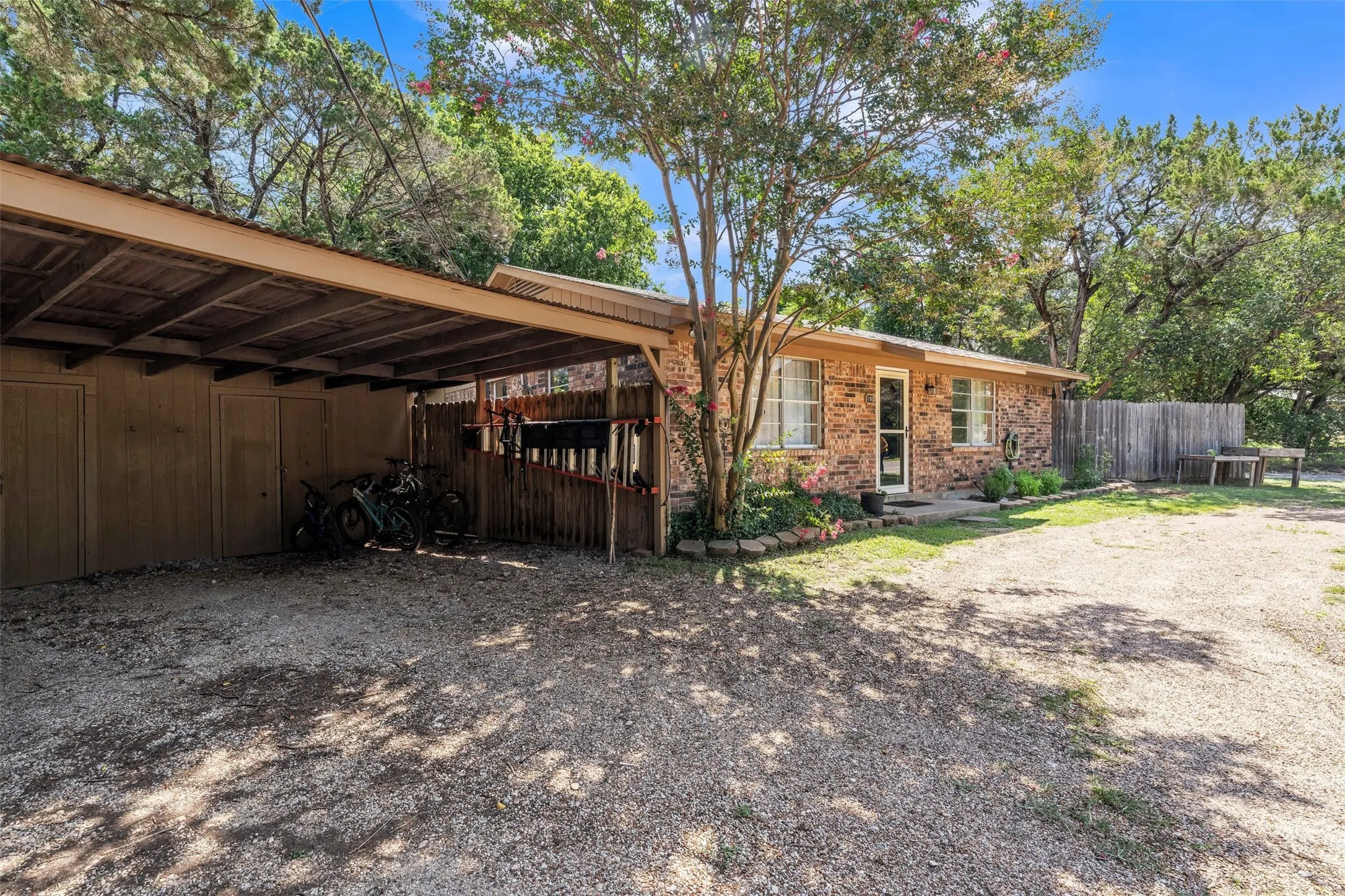 Single Family Residence For Sale in Hill County , 190 Crowfoot Lane, Whitney, Texas 76692, 3 Bedroom, 2 Bathroom, Garage spaces, 1,887 Sqft, built in 1960, mls#21315992, Real Estate Agent in Whitney, Homes For Sale in Hill county, Homes For Sale in Whitney, Realtor in Whitney Texas, Real Estate Brokerage Independent Realty Texas, Luminita Cordes Realtor