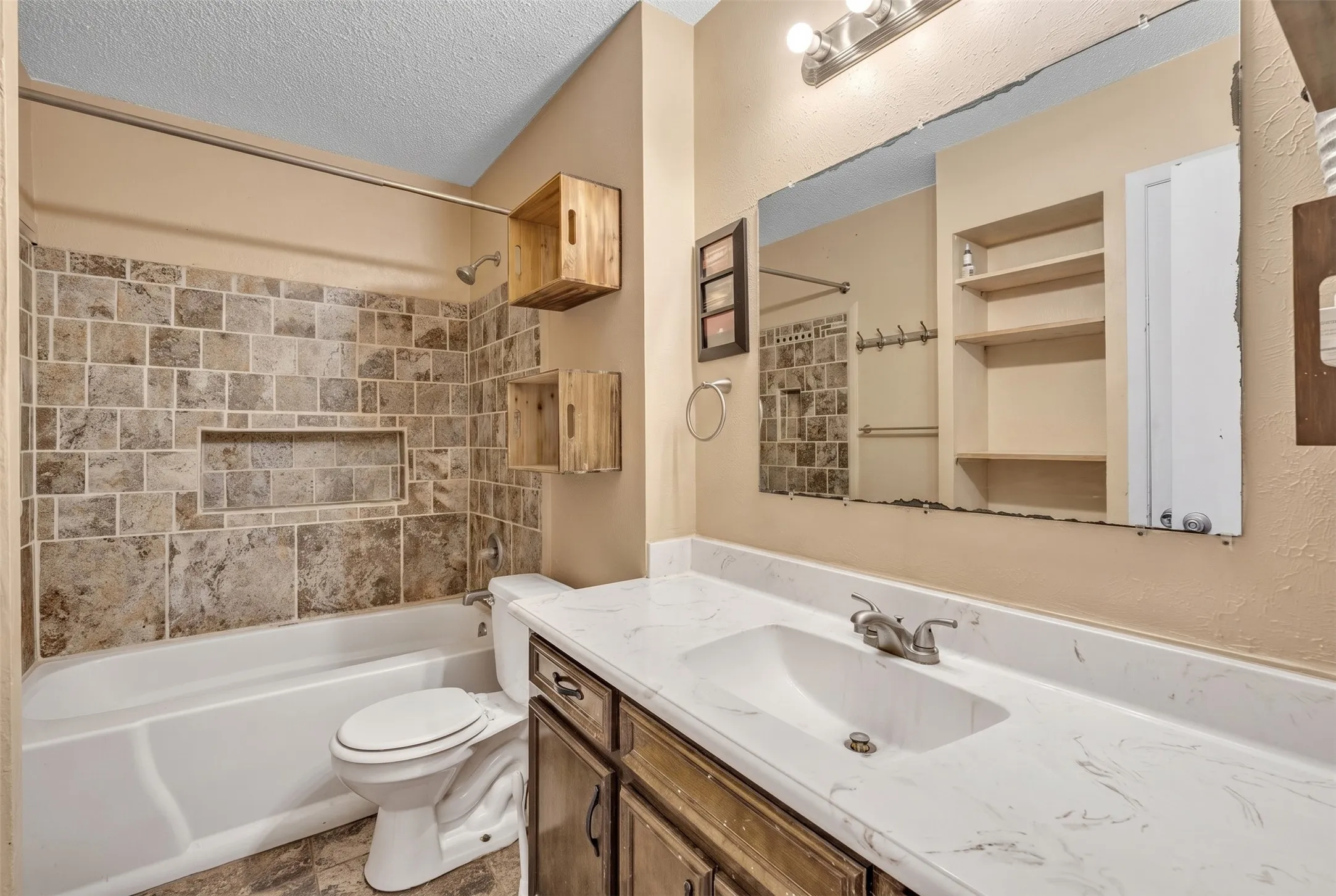 Single Family Residence For Sale in Hill County , 190 Crowfoot Lane, Whitney, Texas 76692, 3 Bedroom, 2 Bathroom, Garage spaces, 1,887 Sqft, built in 1960, mls#21315992, Real Estate Agent in Whitney, Homes For Sale in Hill county, Homes For Sale in Whitney, Realtor in Whitney Texas, Real Estate Brokerage Independent Realty Texas, Luminita Cordes Realtor