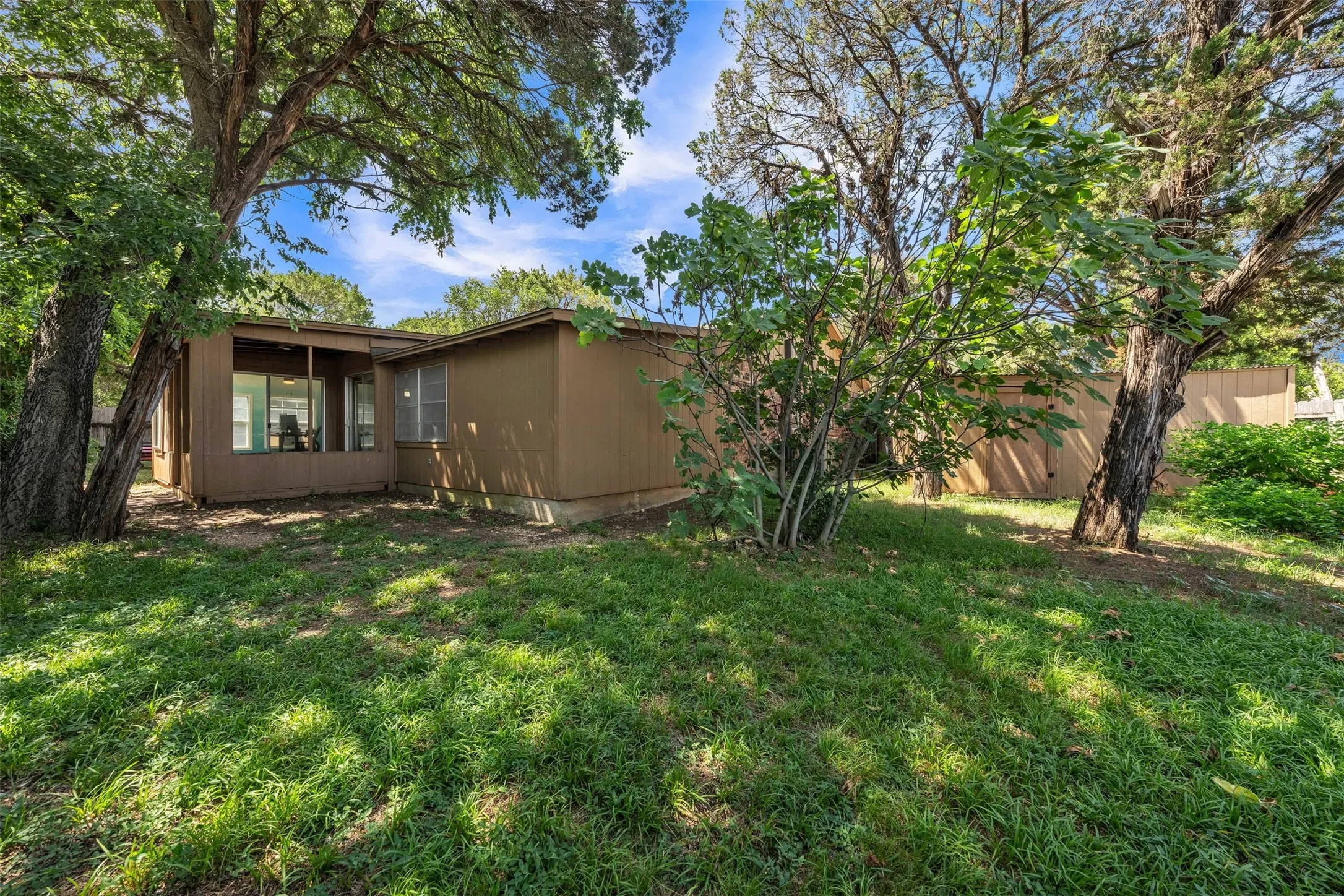 Single Family Residence For Sale in Hill County , 190 Crowfoot Lane, Whitney, Texas 76692, 3 Bedroom, 2 Bathroom, Garage spaces, 1,887 Sqft, built in 1960, mls#21315992, Real Estate Agent in Whitney, Homes For Sale in Hill county, Homes For Sale in Whitney, Realtor in Whitney Texas, Real Estate Brokerage Independent Realty Texas, Luminita Cordes Realtor