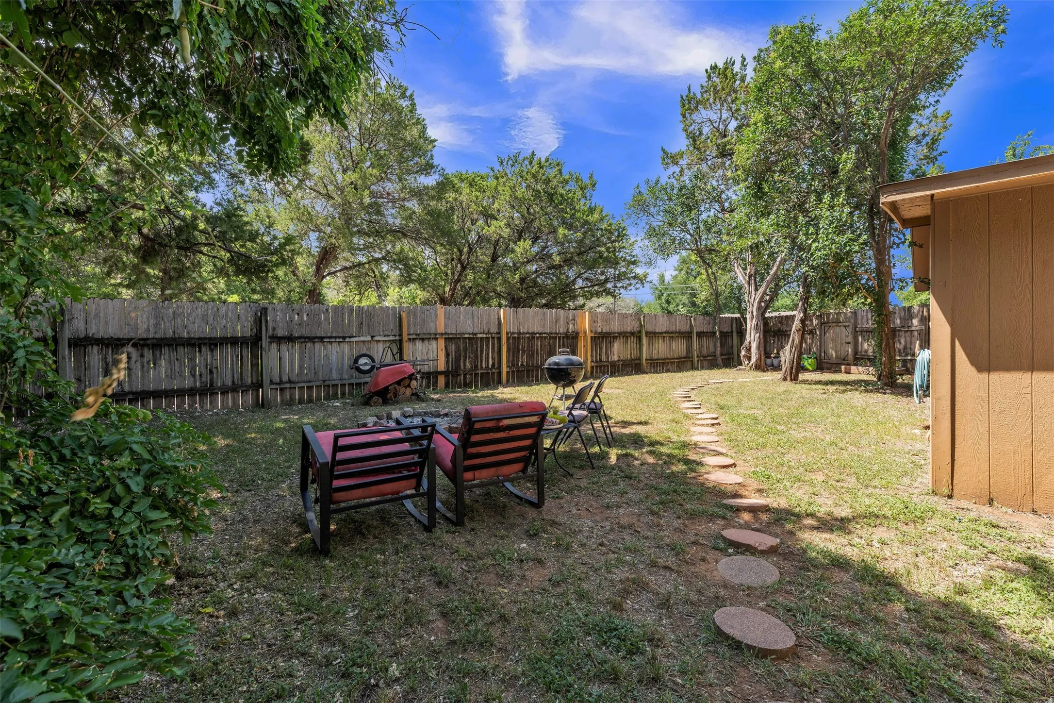 Single Family Residence For Sale in Hill County , 190 Crowfoot Lane, Whitney, Texas 76692, 3 Bedroom, 2 Bathroom, Garage spaces, 1,887 Sqft, built in 1960, mls#21315992, Real Estate Agent in Whitney, Homes For Sale in Hill county, Homes For Sale in Whitney, Realtor in Whitney Texas, Real Estate Brokerage Independent Realty Texas, Luminita Cordes Realtor