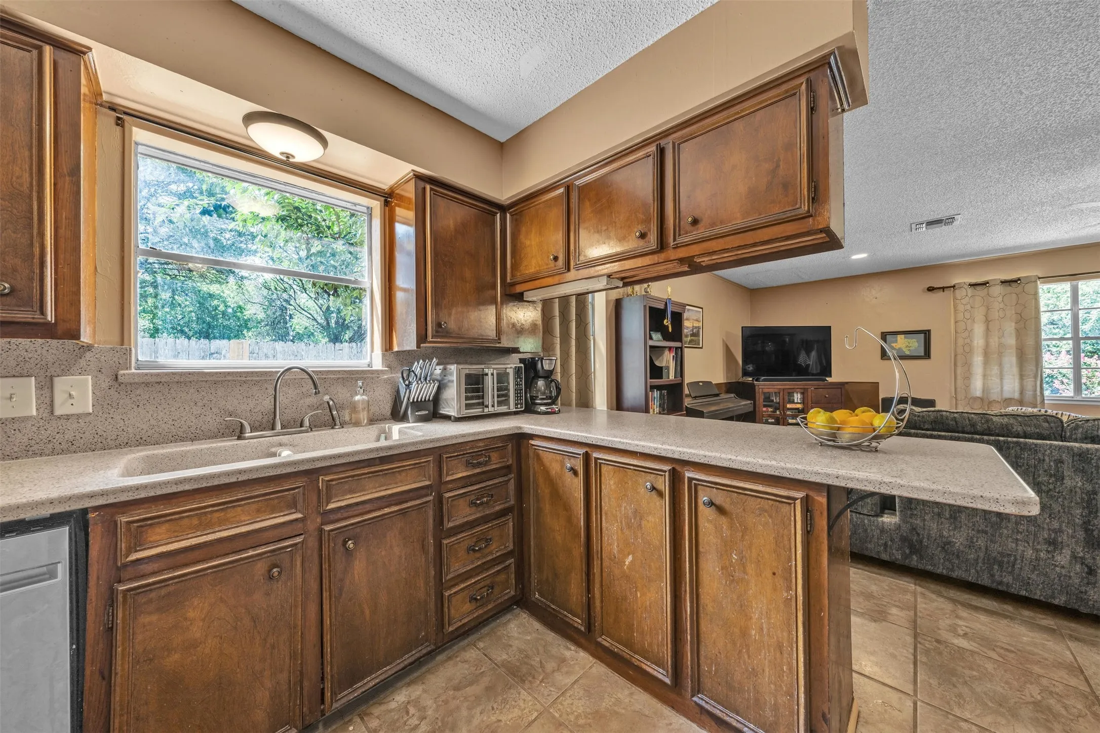 Single Family Residence For Sale in Hill County , 190 Crowfoot Lane, Whitney, Texas 76692, 3 Bedroom, 2 Bathroom, Garage spaces, 1,887 Sqft, built in 1960, mls#21315992, Real Estate Agent in Whitney, Homes For Sale in Hill county, Homes For Sale in Whitney, Realtor in Whitney Texas, Real Estate Brokerage Independent Realty Texas, Luminita Cordes Realtor