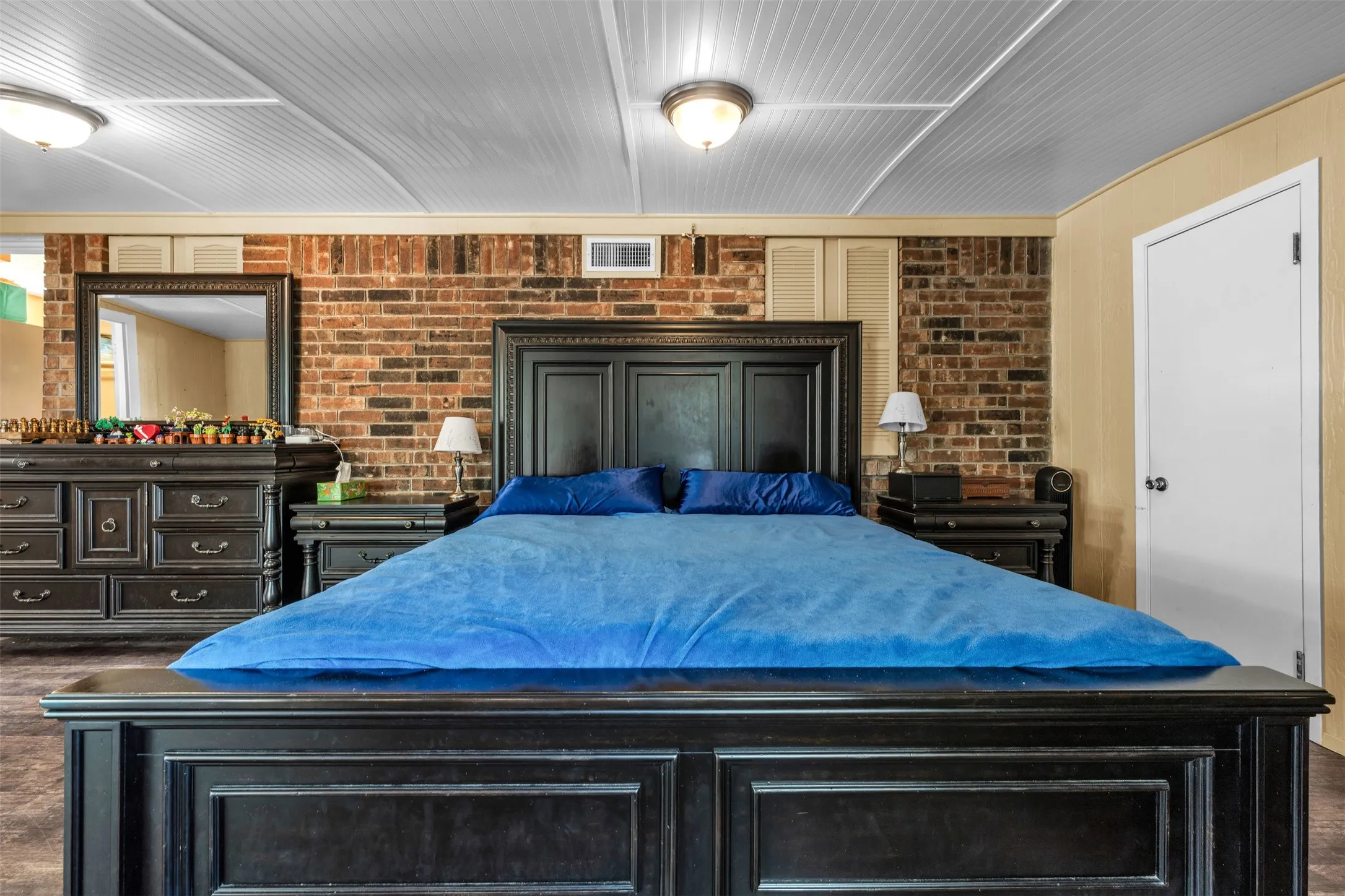 Single Family Residence For Sale in Hill County , 190 Crowfoot Lane, Whitney, Texas 76692, 3 Bedroom, 2 Bathroom, Garage spaces, 1,887 Sqft, built in 1960, mls#21315992, Real Estate Agent in Whitney, Homes For Sale in Hill county, Homes For Sale in Whitney, Realtor in Whitney Texas, Real Estate Brokerage Independent Realty Texas, Luminita Cordes Realtor
