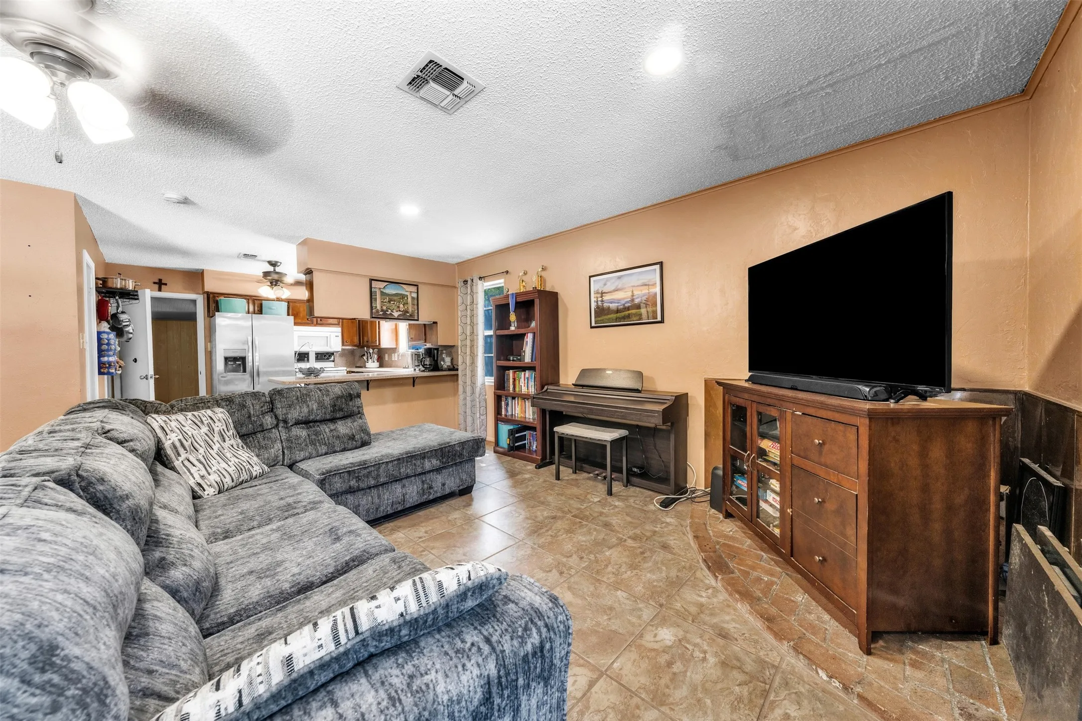 Single Family Residence For Sale in Hill County , 190 Crowfoot Lane, Whitney, Texas 76692, 3 Bedroom, 2 Bathroom, Garage spaces, 1,887 Sqft, built in 1960, mls#21315992, Real Estate Agent in Whitney, Homes For Sale in Hill county, Homes For Sale in Whitney, Realtor in Whitney Texas, Real Estate Brokerage Independent Realty Texas, Luminita Cordes Realtor