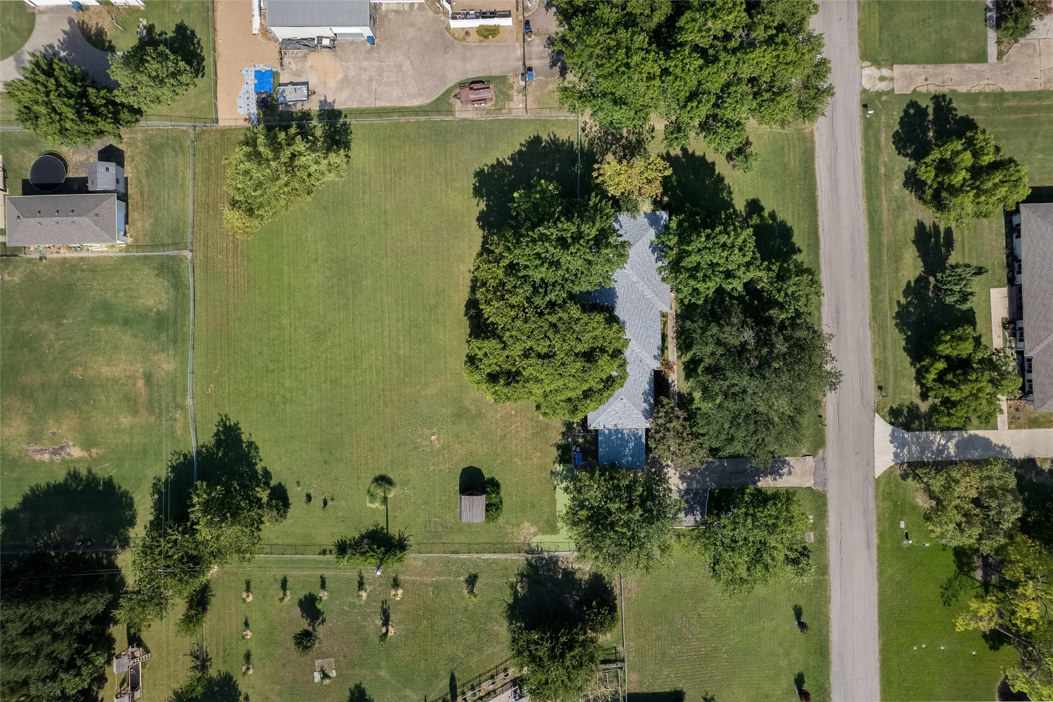Fully fenced 1 Acre Lot!